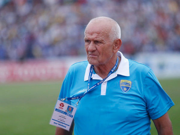 HLV Ljupko Petrovic của Thanh Hóa 74 tuổi, nhiều tuổi nhất V.League 2021. Ảnh THFC