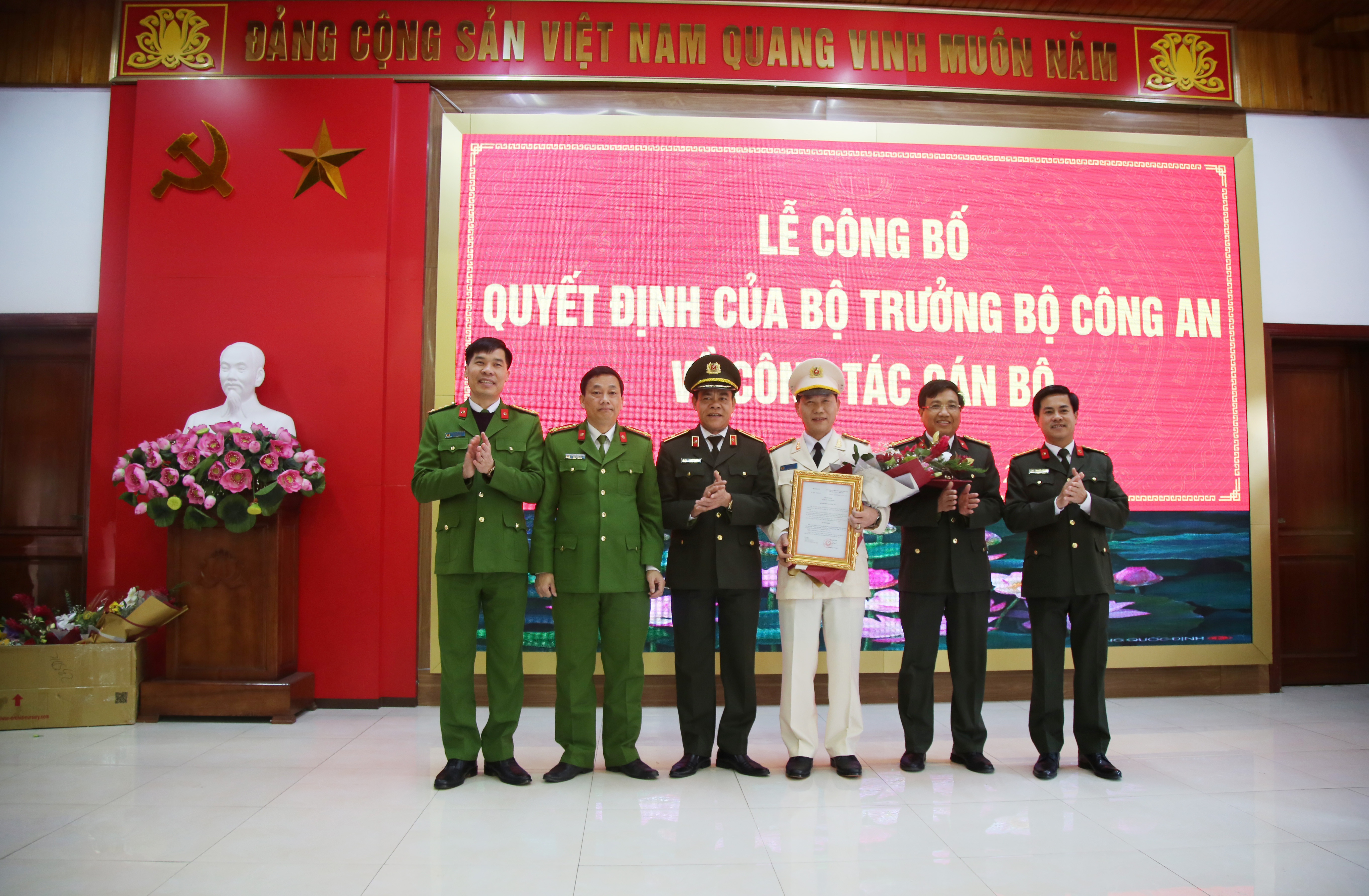 Ban giám đốc Công an tỉnh tặng hoa chúc mừng Đại tá Lê Văn Thái. Ảnh: Đức Vũ