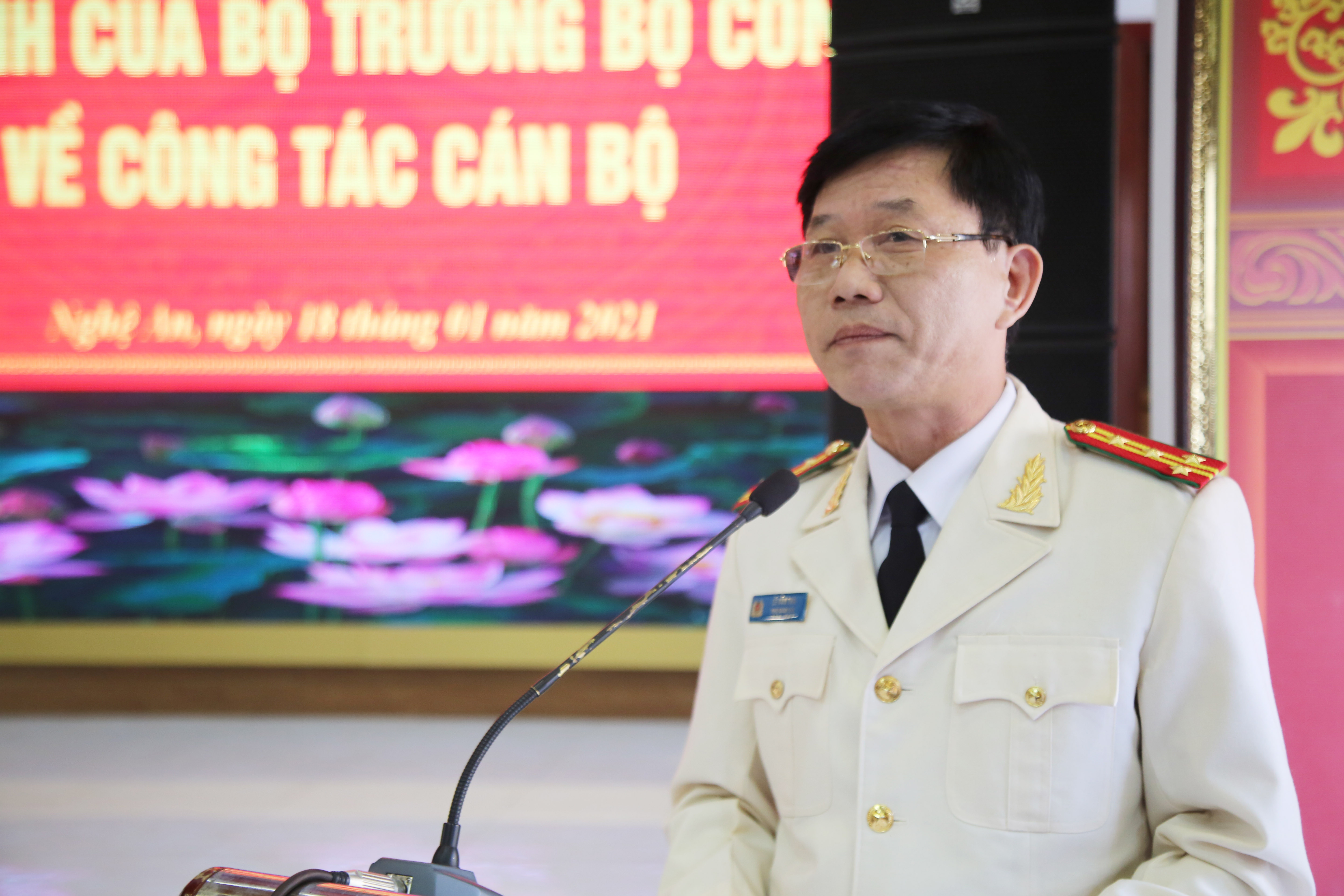 Đại tá Lê Văn Thái - Phó Giám đốc Công an tỉnh phát biểu nhận nhiệm vụ. Ảnh: Đức Vũ