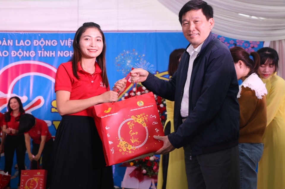 Chủ tịch LĐLĐ tỉnh Kha Văn Tám trao quà 