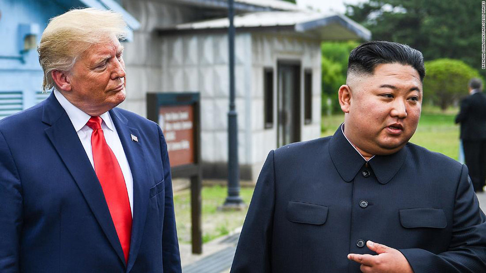Ông Trump cho rằng có thể dùng quan hệ cá nhân với ông Kim Jong-un để giải quyết chương trình hạt nhân Triều Tiên. Ảnh: AFP
