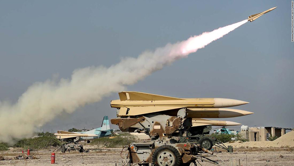 Tên lửa Shalamcheh của Iran trong một cuộc diễn tập quân sự ở vùng Vịnh, gần Eo biển chiến lược Hormuz hồi tháng 9/2020. Ảnh: AFP