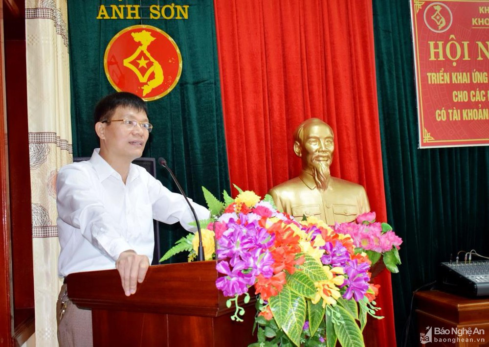 Ông Phạm Hồng Quang - Giám đốc KBNN Anh Sơn phát biểu tại chương trình tập huấn khi triển khai dịch vụ công trực tuyến. Ảnh: P.V