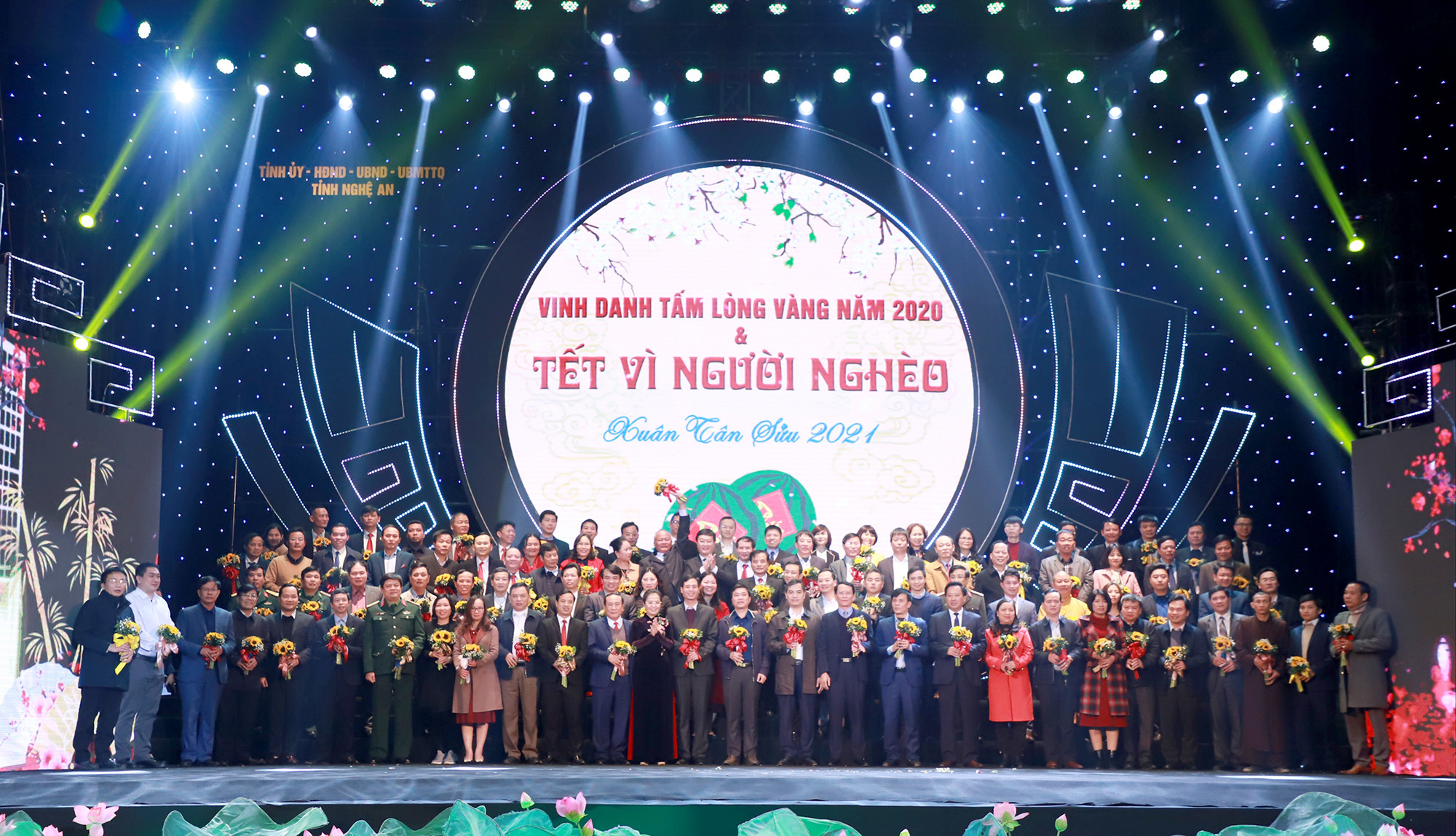 Lãnh đạo tỉnh Nghệ An tiếp nhận sự ủng hộ của các cá nhân, tập thể, doanh nghiệp cho chương trình Tết vì người nghèo Xuân Tân Sửu 2021. Ảnh: Thành Duy