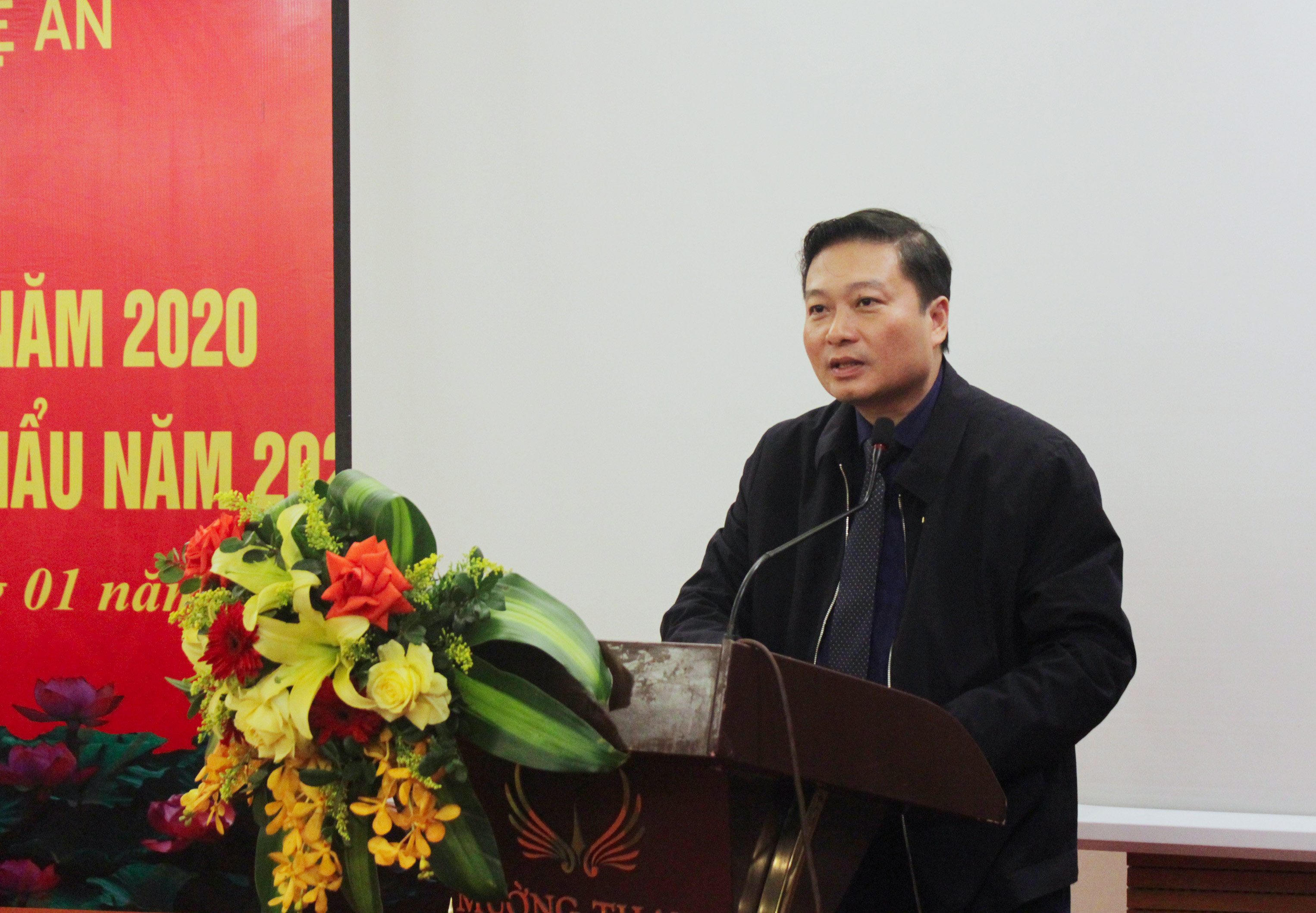 Phó chủ tịch UBND tỉnh Lê Hồng Vinh phát biểu chỉ đạo tại hội nghị. Ảnh: Việt Phương