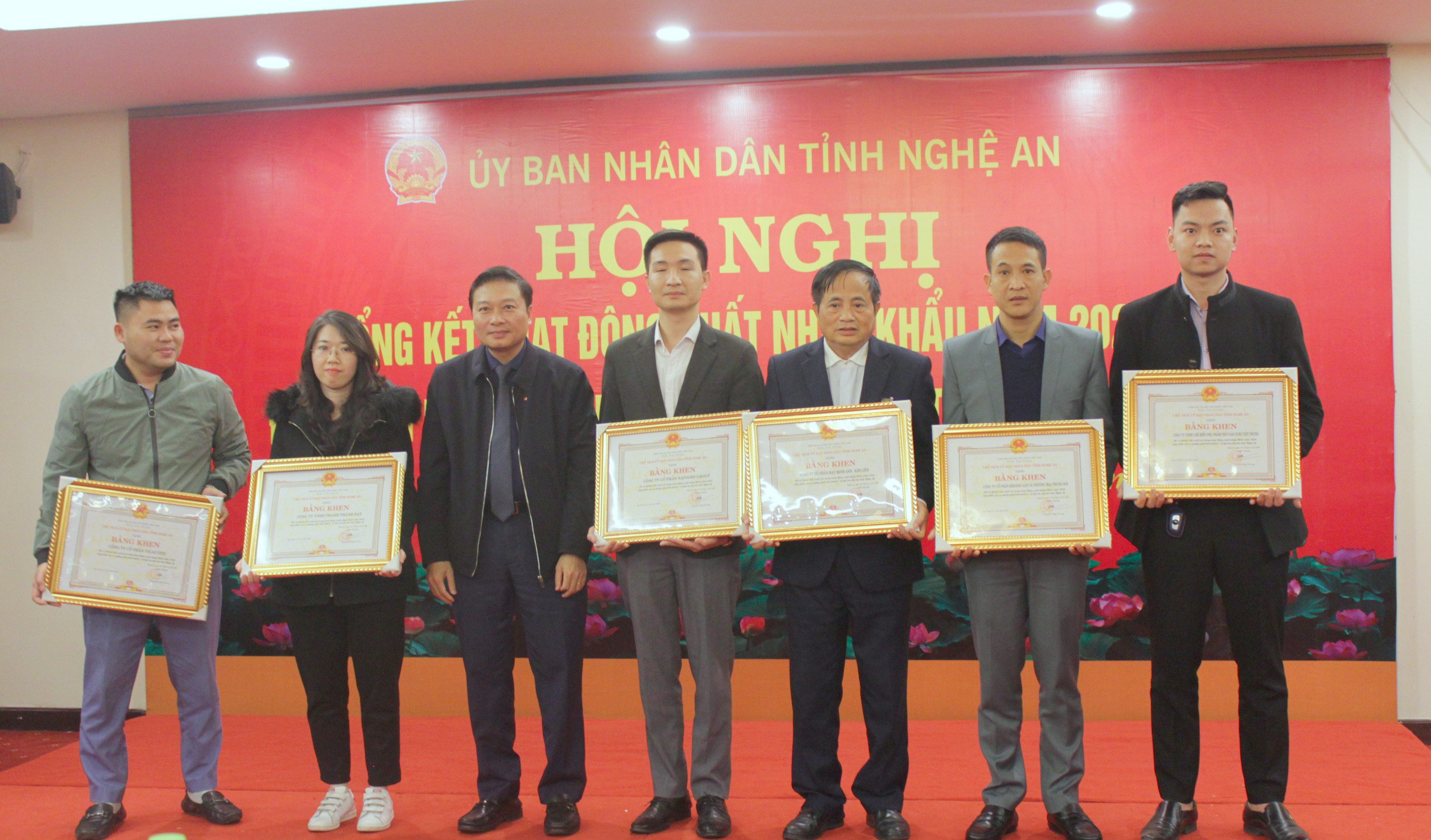 Thừa ủy quyền, Phó chủ tịch UBND tỉnh Lê Hồng Vinh trao bằng khen của UBND tỉnh cho các doanh nghiệp có nhiều thành tích xuất sắc trong công tác xuất nhập khẩu. Ảnh Việt Phương