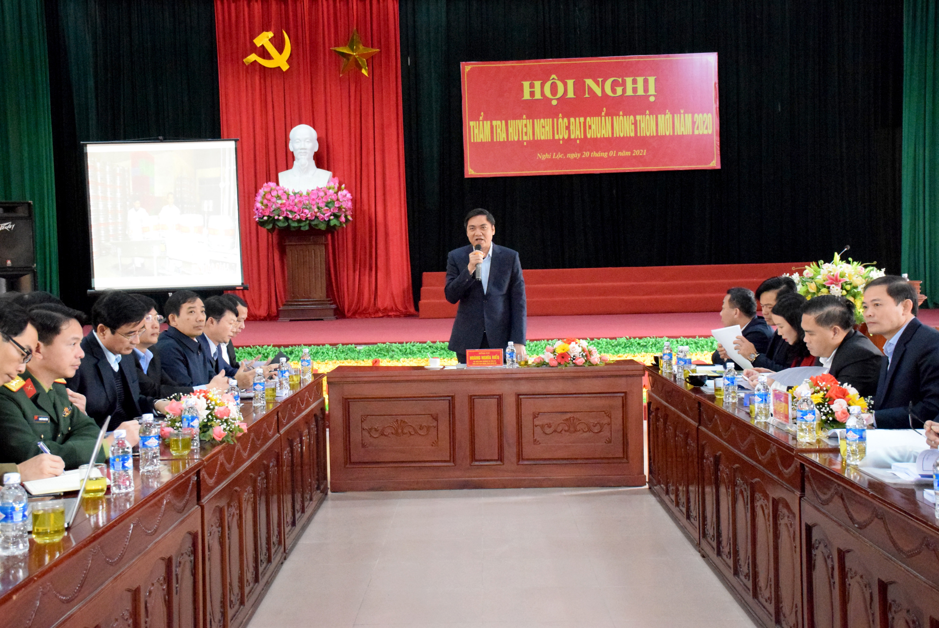 Đồng chí Hoàng Nghĩa Hiếu - Phó Chủ tịch UBND tỉnh chủ trì làm việc với huyện Nghi Lộc. Ảnh: Xuân Hoàng