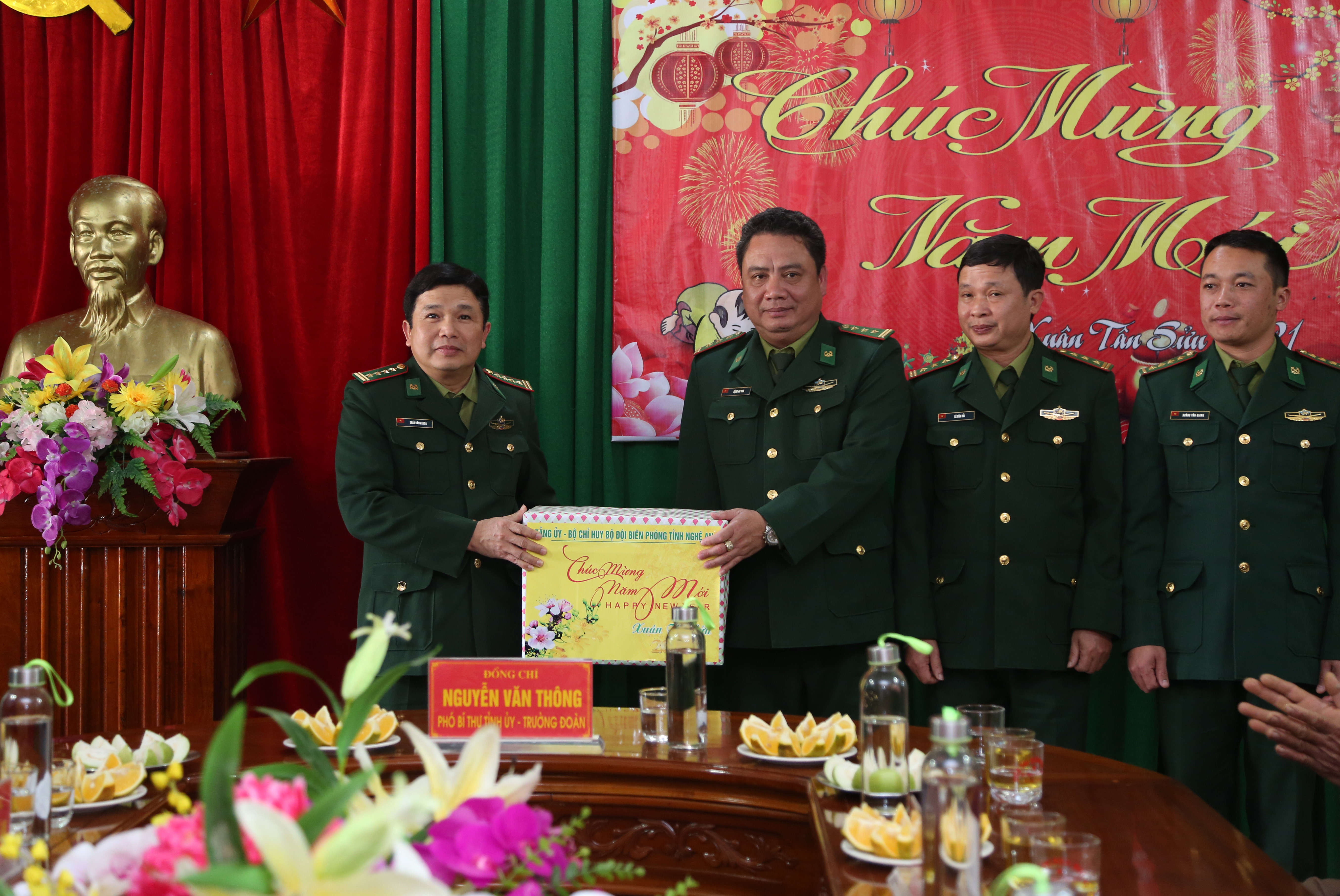 Lãnh đạo Bộ Chỉ huy Bộ đội Biên phòng tỉnh trao quà, chúc Tết Đồn Biên phòng Môn Sơn