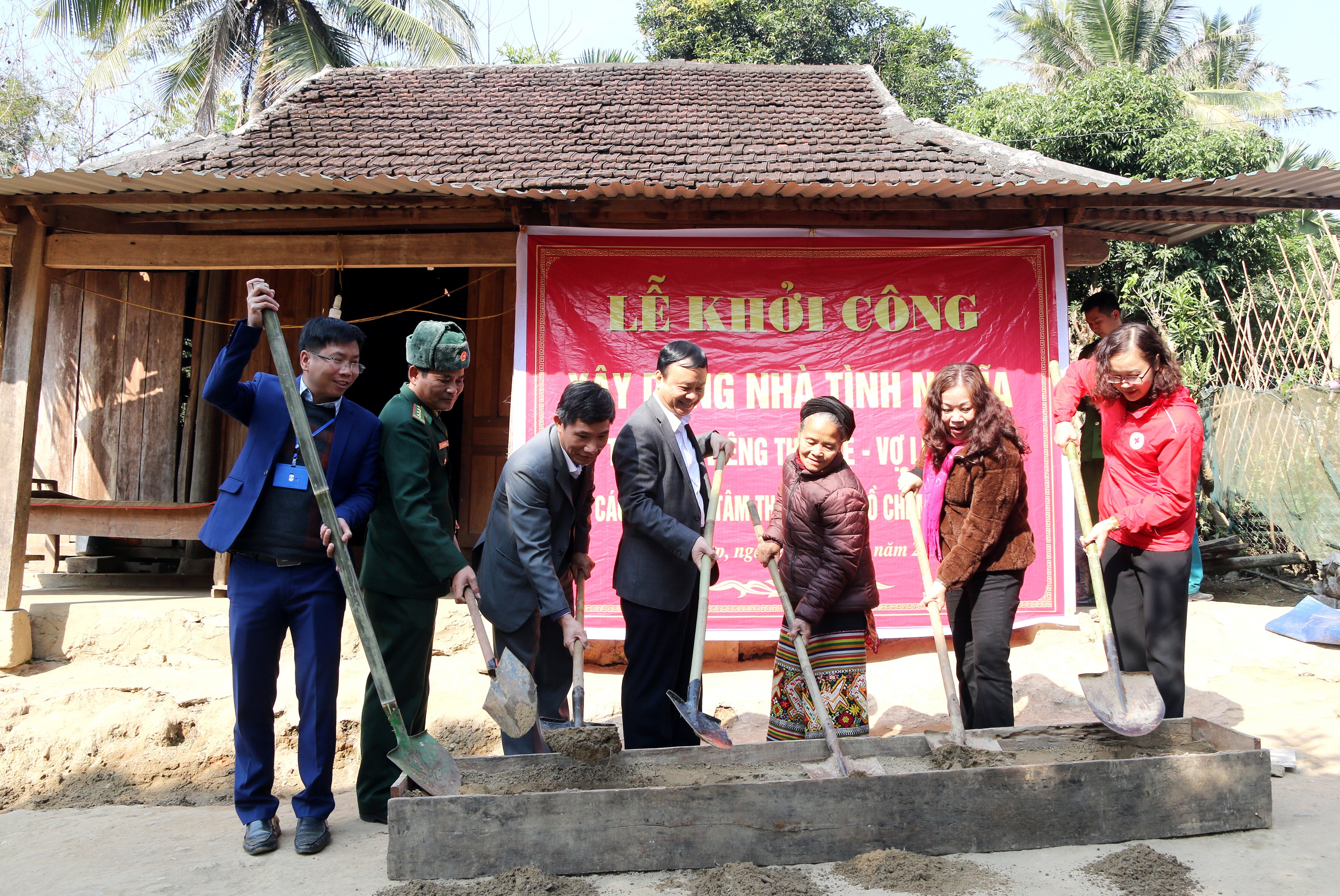 Đ/c Trưởng Ban Tuyên giáo Tỉnh ủy cùng đại diện lãnh đạo địa phương và thân nhân liệt sỹ làm lễ động thổ xây dựng “Nhà tình nghĩa”. Ảnh: Đình Tuân