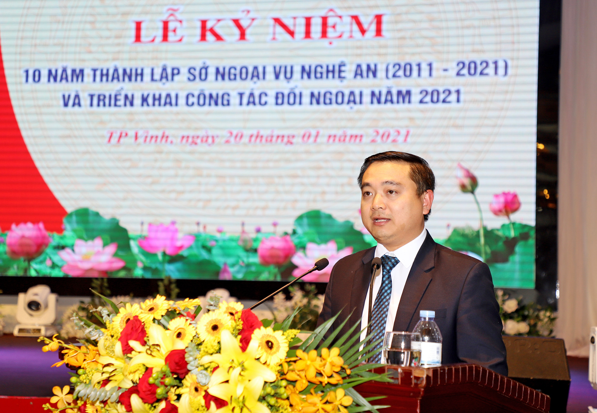 Ông Nguyễn Thế Thân - Phó Giám đốc Sở Ngoại vụ trình bày báo cáo tổng kết công tác đối ngoại năm 2020 và triển khai nhiệm vụ năm 2021. Ảnh: Phạm Bằng