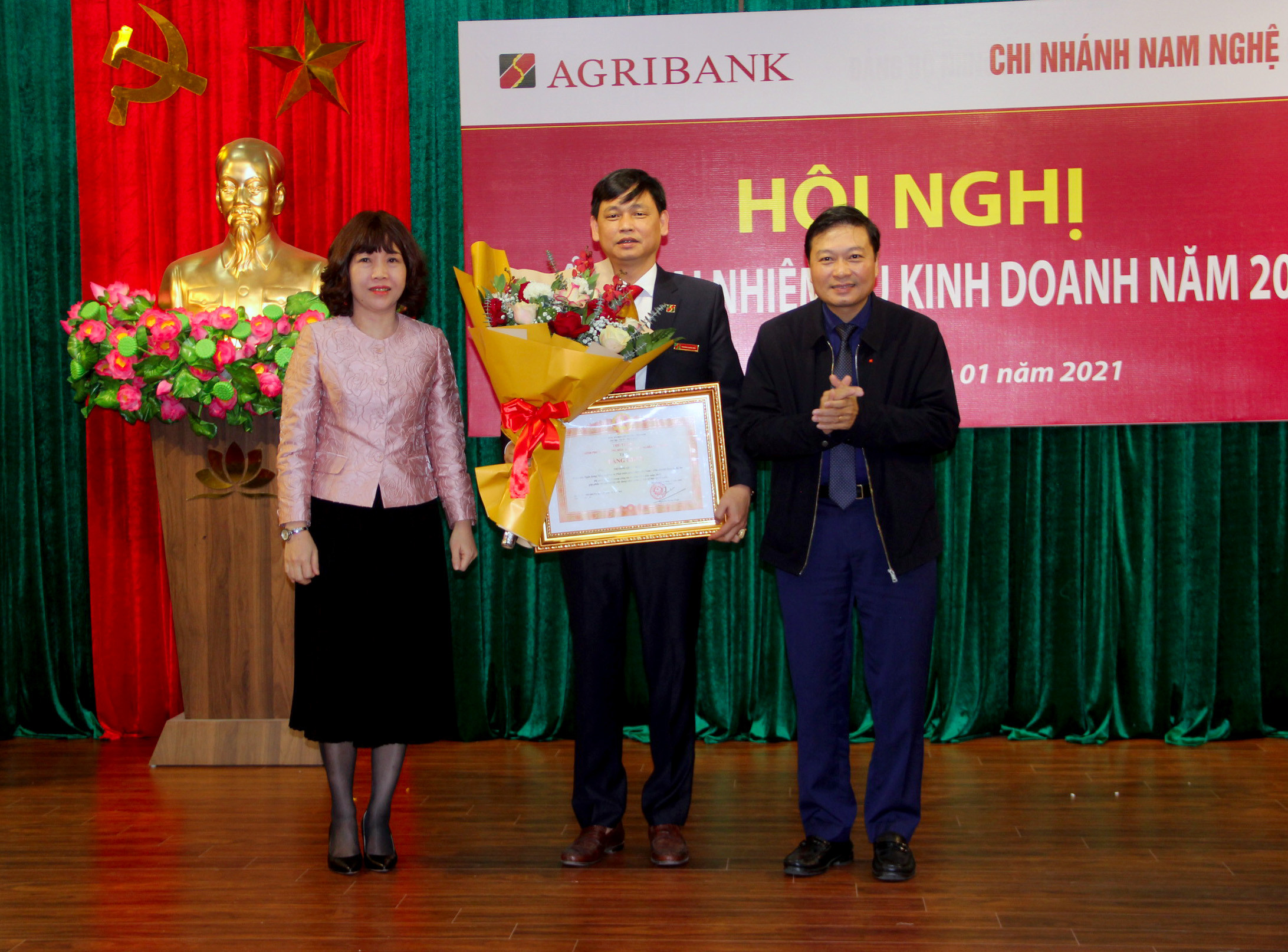 Giám đốc Agribank chi nhánh Nam Nghệ An nhận bằng khen của Thủ tướng Chính Phủ. Ảnh: Quang An
