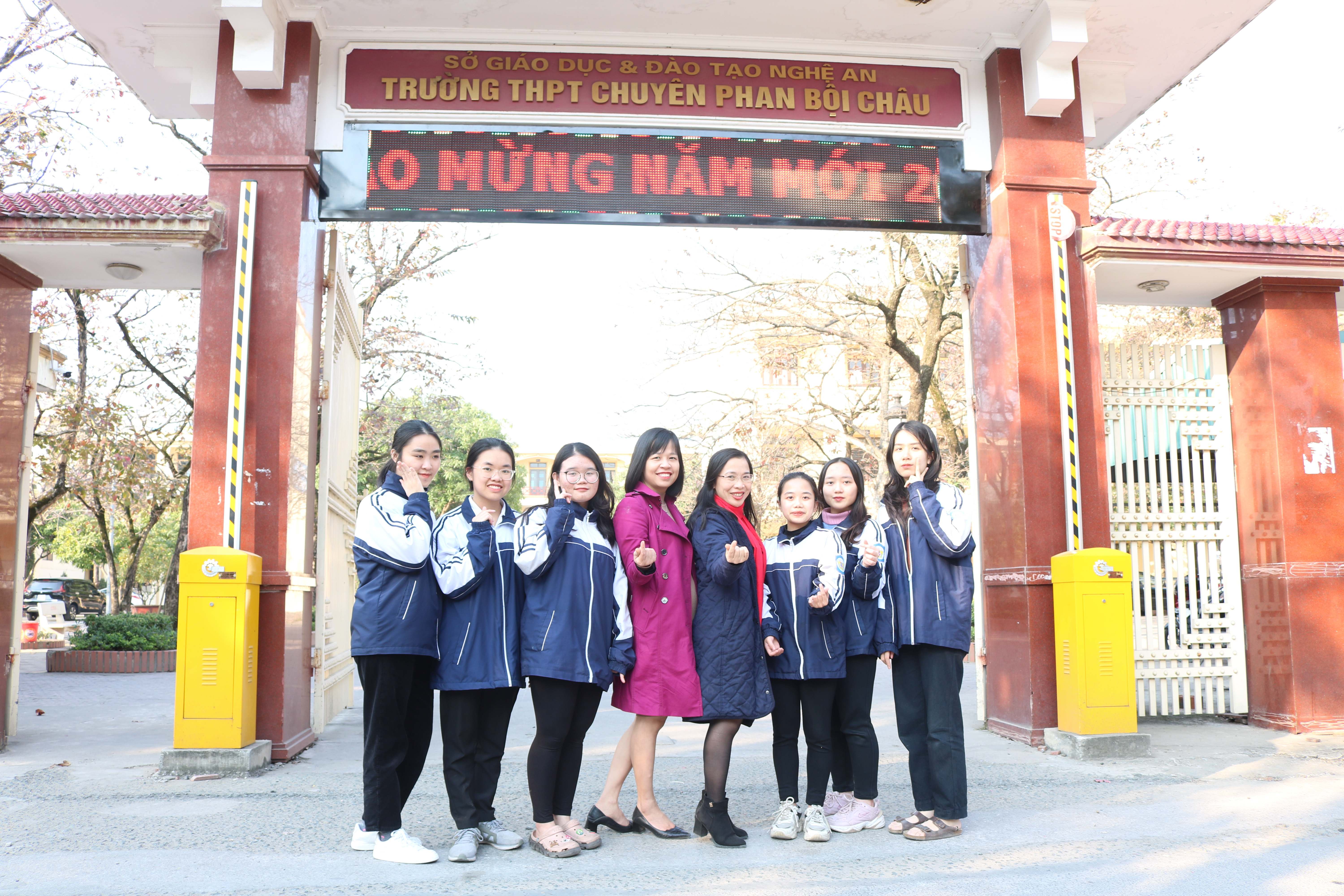 6 nữ sinh đạt giải kỳ thi học sinh giỏi quốc gia và 2 cô giáo Lê Lương Tâm, Hoàng Thị Hiền Lương. Ảnh: NVCC