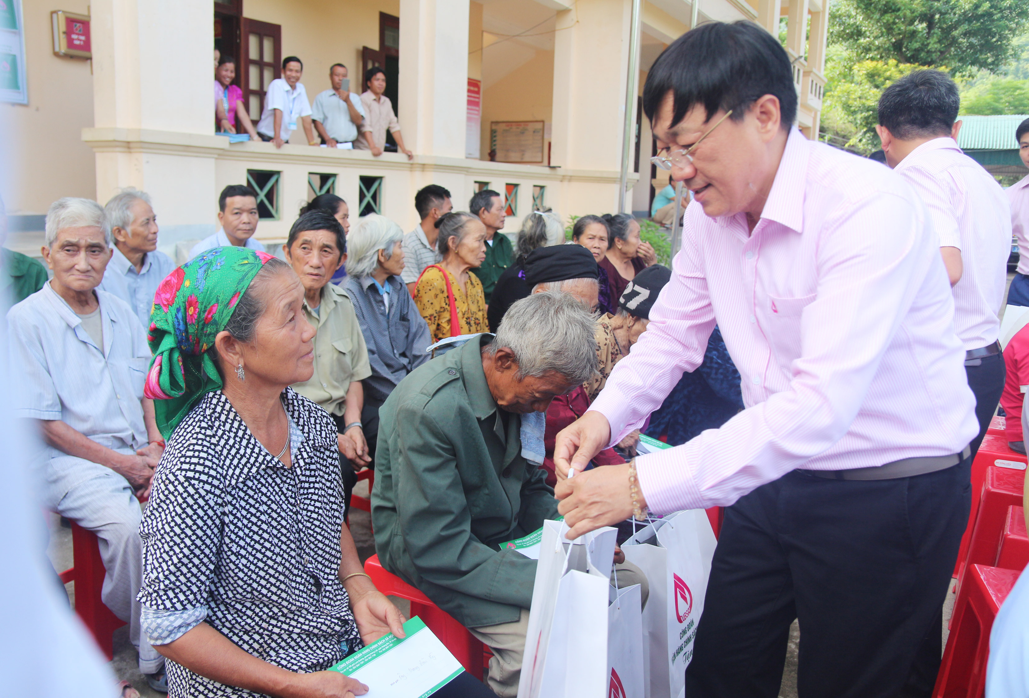 Đoàn công tác NHCSXH tặng quà gia đình chính sách ở Tà Cạ, Kỳ Sơn. Ảnh Thu Huyền