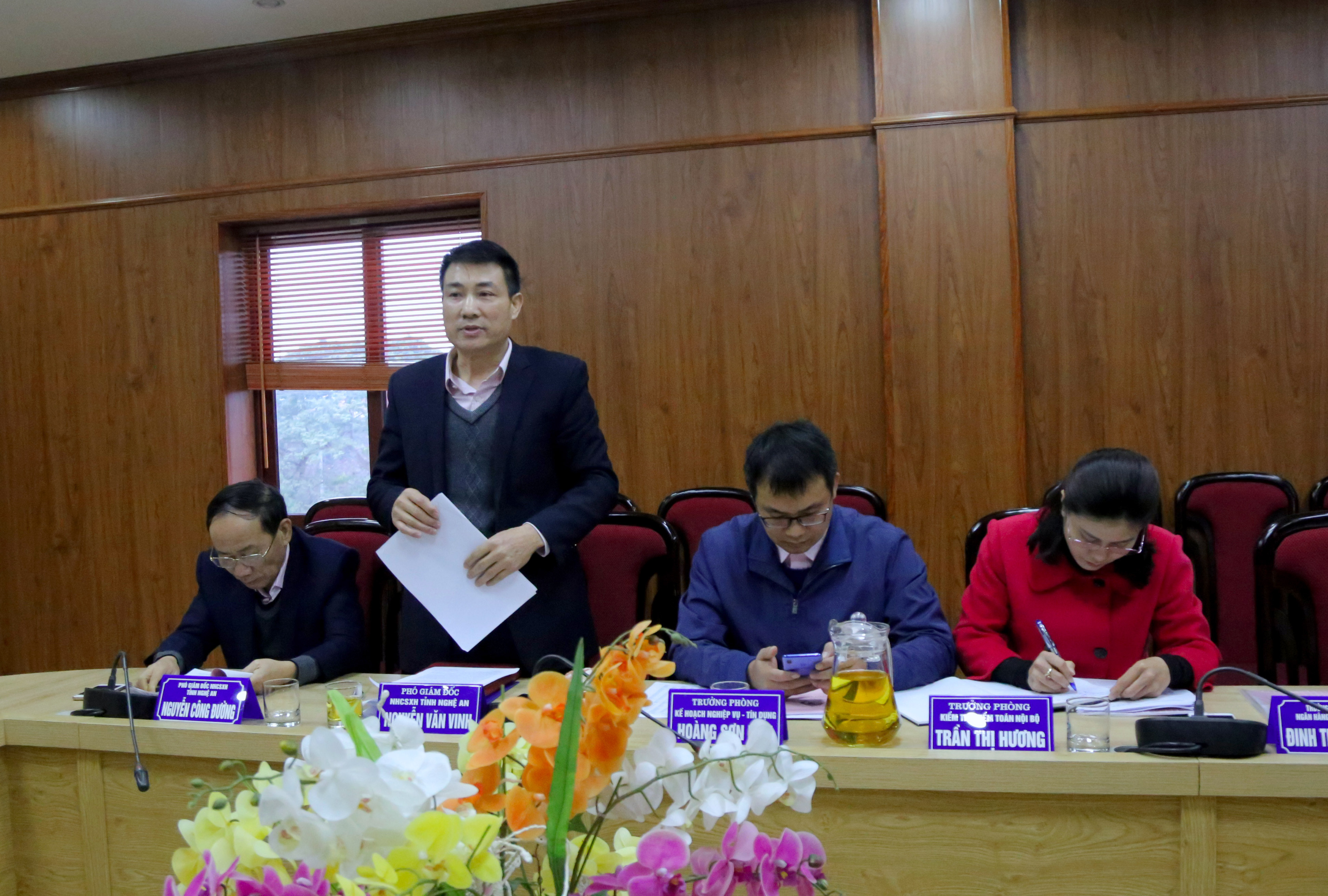 Phó giám đốc NHCSXH tỉnh Nguyễn Văn Vinh trình bày báo cáo kết quả hoạt động năm 2020, triển khai nhiệm vụ năm 2021. Ảnh Thu Huyền
