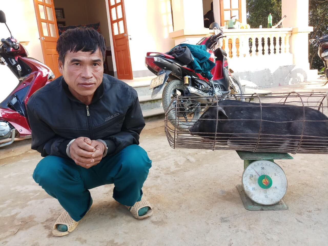 Cụt Phò Tuyến cùng tang vật. Ảnh công an cung cấp