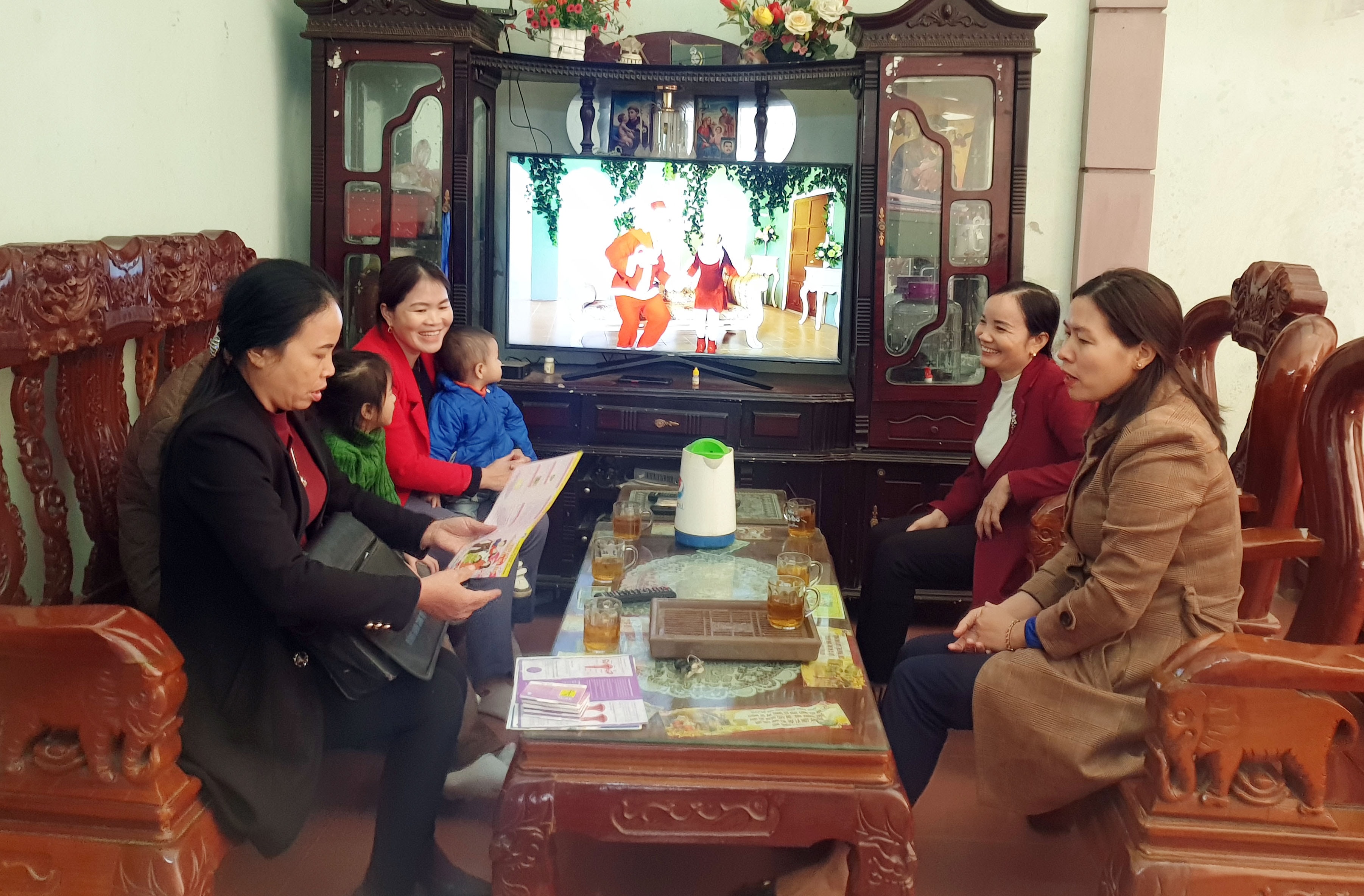 CTV Dân số xã Diễn Kỷ (Diễn Châu) đến tư vấn tại các hộ gia đình. Ảnh: MH