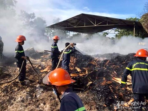 Lực lượng chữa cháy tham gia dập lửa tại vụ cháy xưởng gỗ ở xã Cẩm Sơn, Anh Sơn. Ảnh:Tư liệu