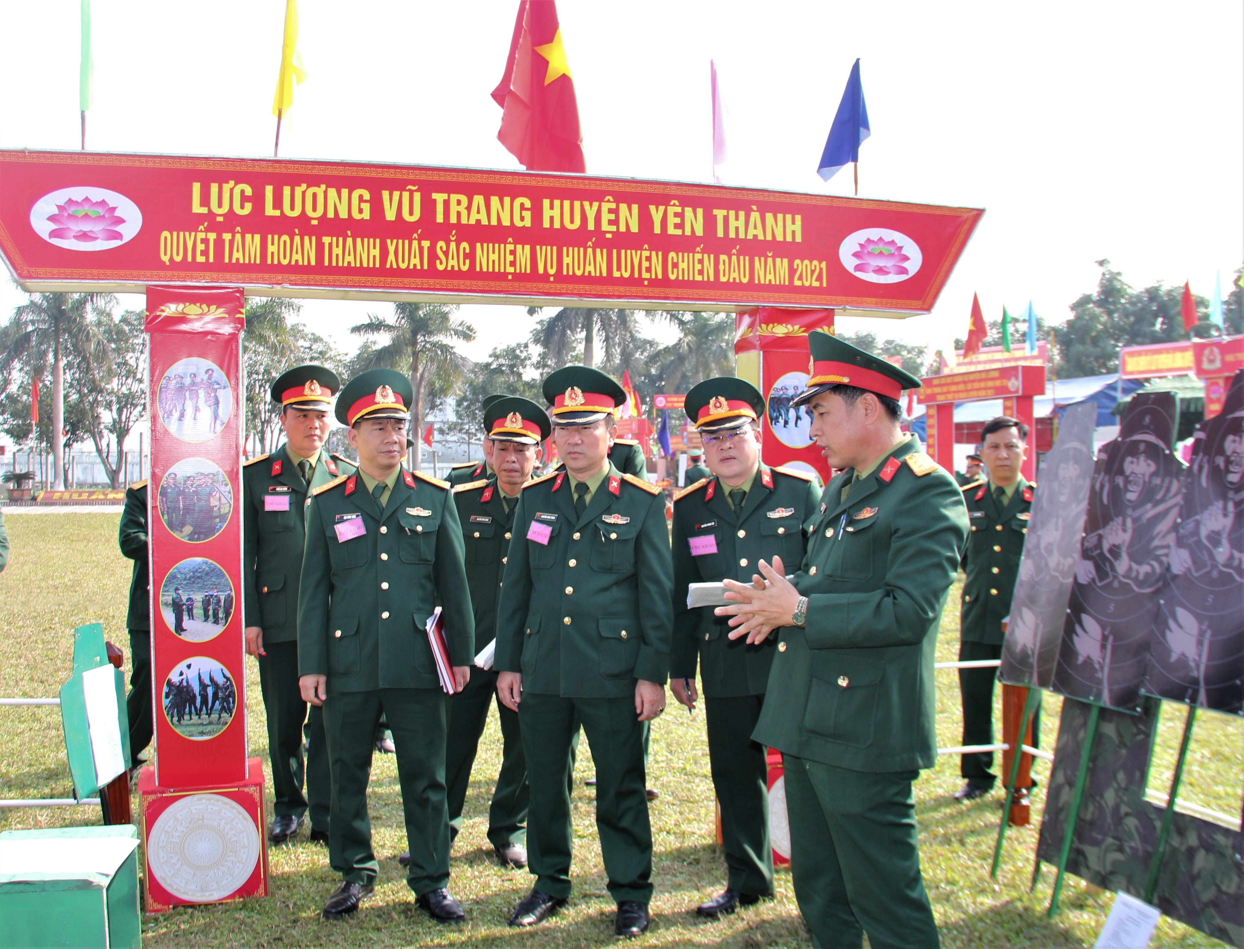 Ban giám khảo chấm thi các mô hình, học cụ, trang thiết bị huấn luyện của Ban CHQS huyện Yên Thành. 