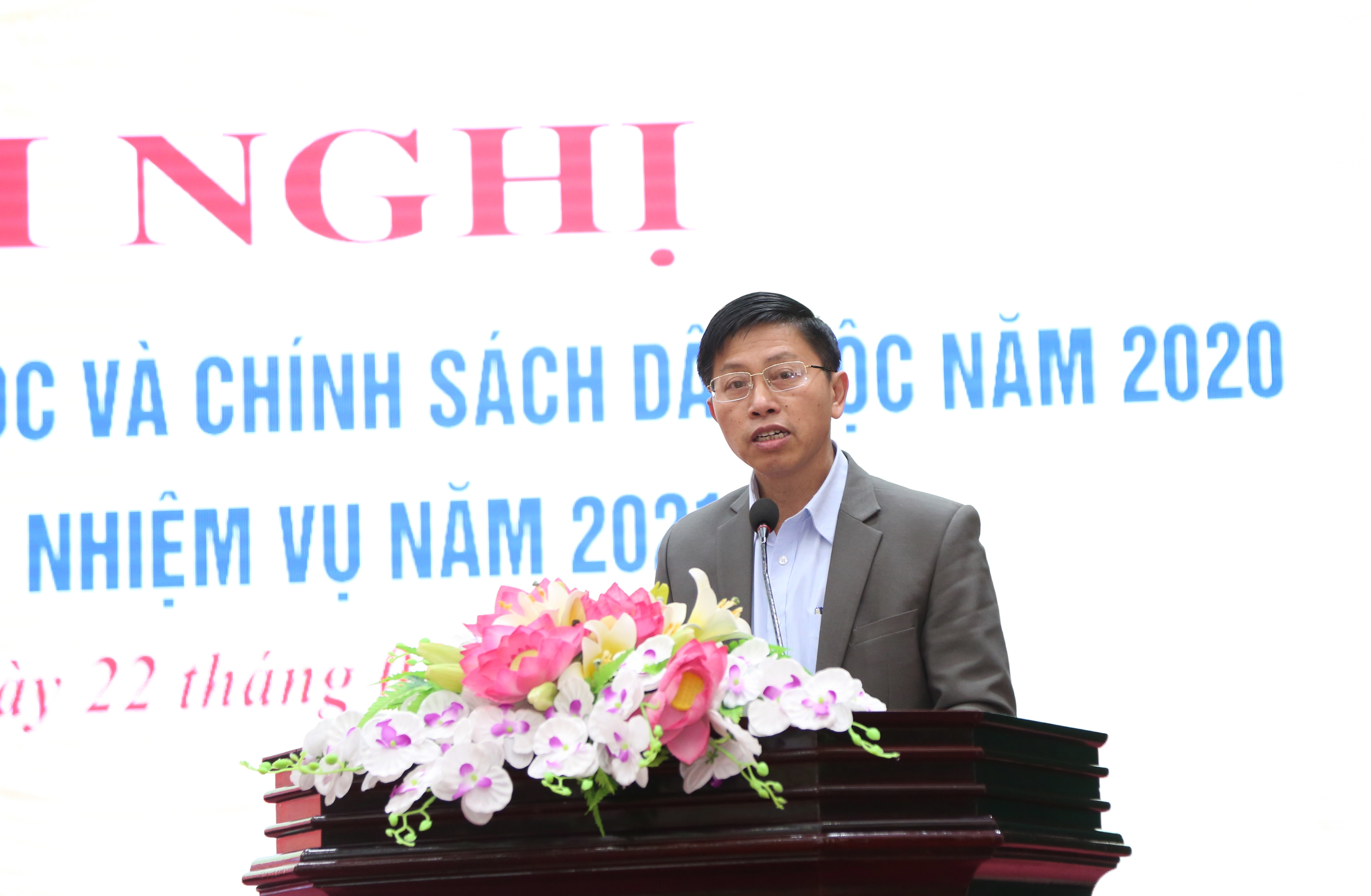 Lãnh đạo UBND huyện Quỳ Châu tham luận tại Hội nghị. Ảnh: Đào Tuấn