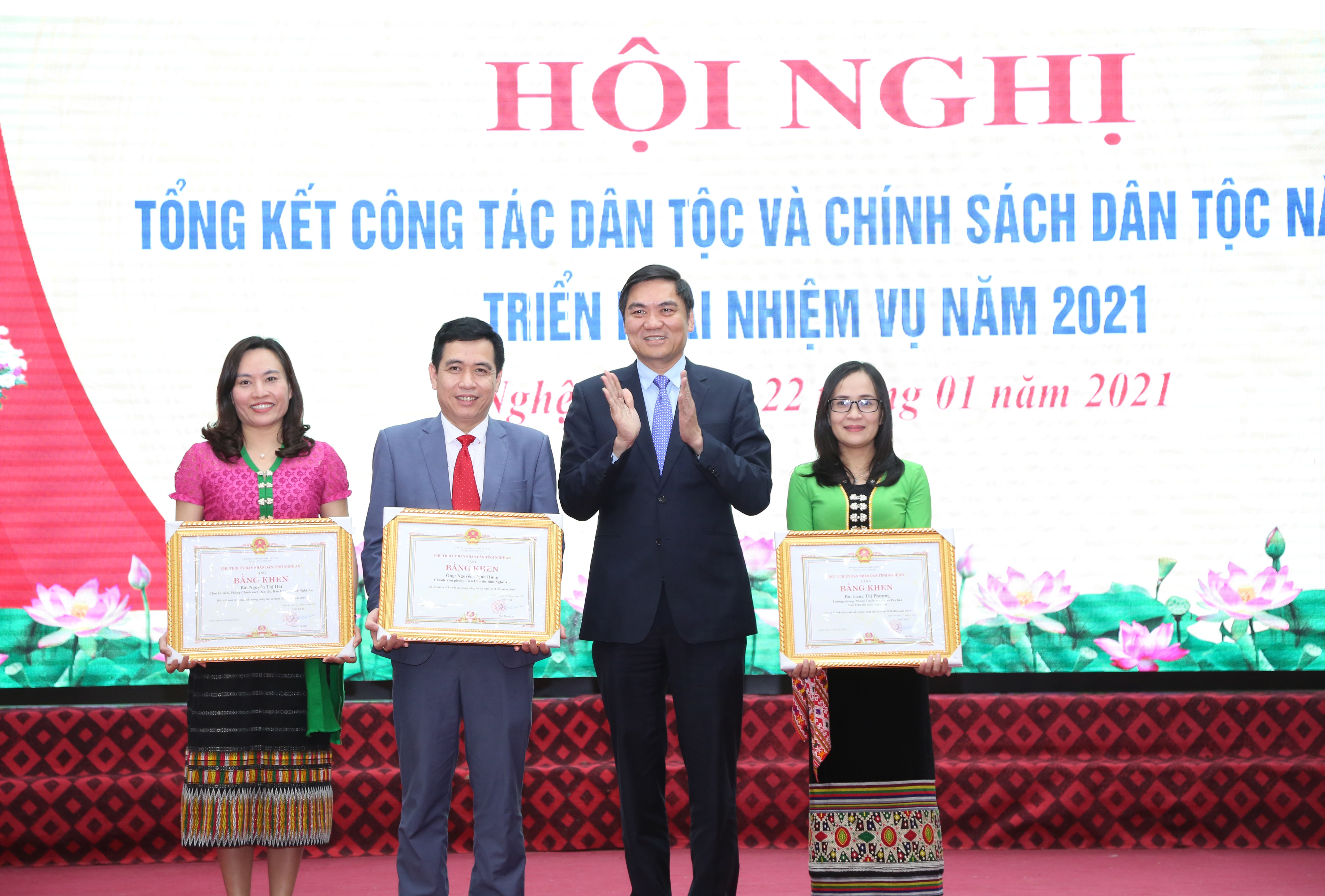 Đồng chí Hoàng Nghĩa Hiếu trao Bằng khen của Chủ tịch UBND tỉnh Nghệ An cho 1 tập thể và 2 cá nhân. Ảnh: Đào Tuấn 