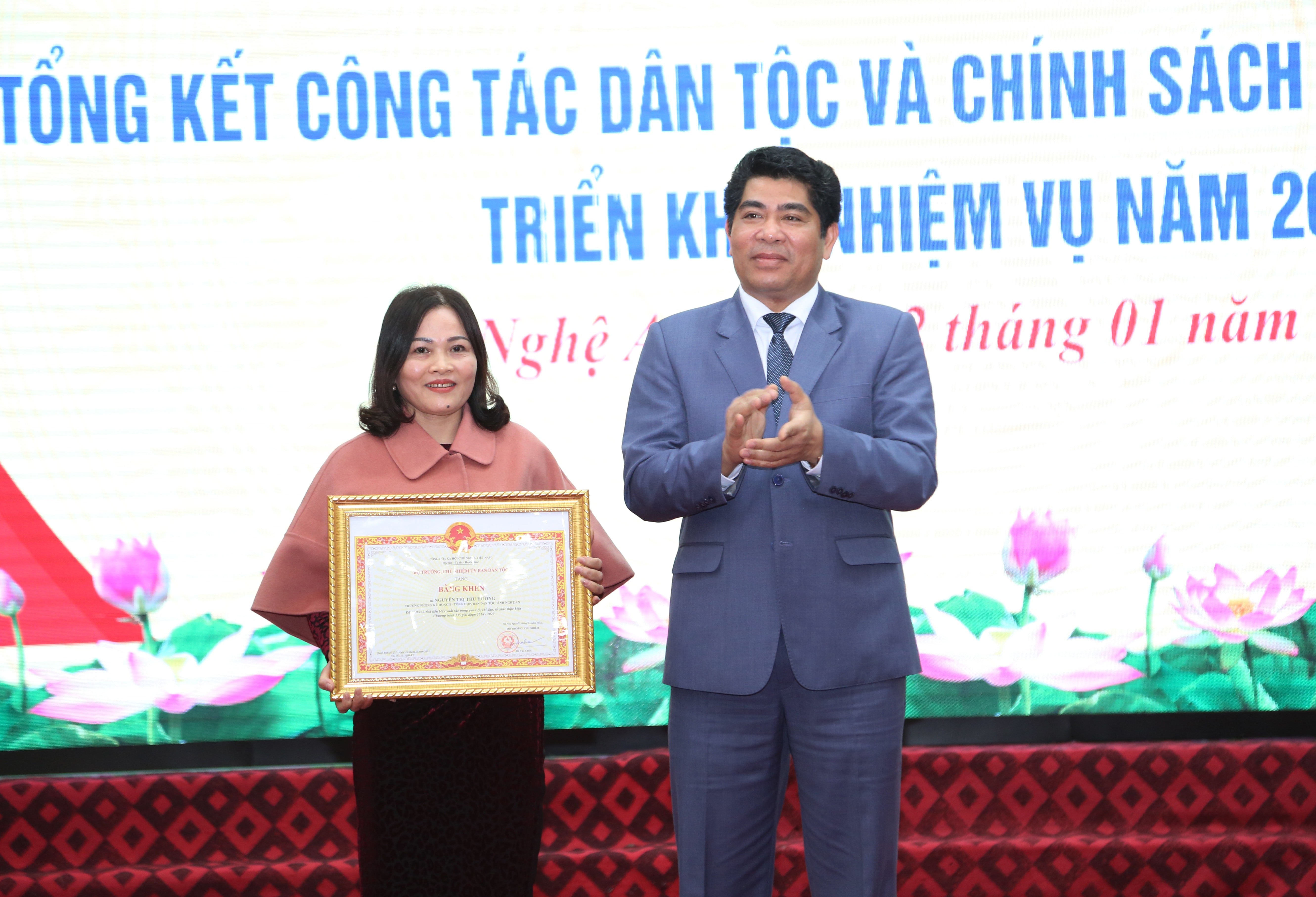 Đồng chí Vi Văn Sơn trao Bằng khen của Bộ trưởng