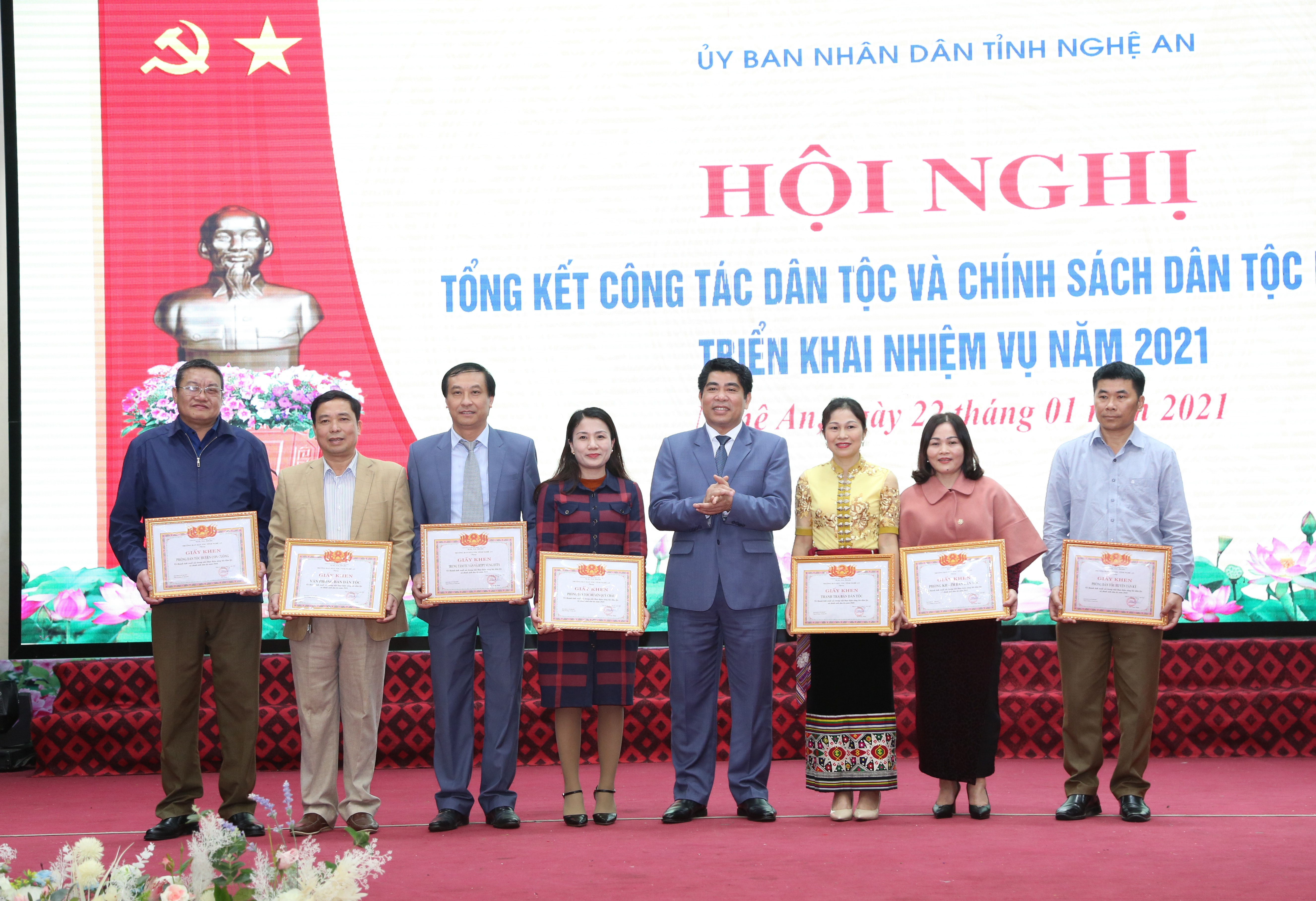 Trao Giấy khen của Ban Dân tộc cho 7 tập thể