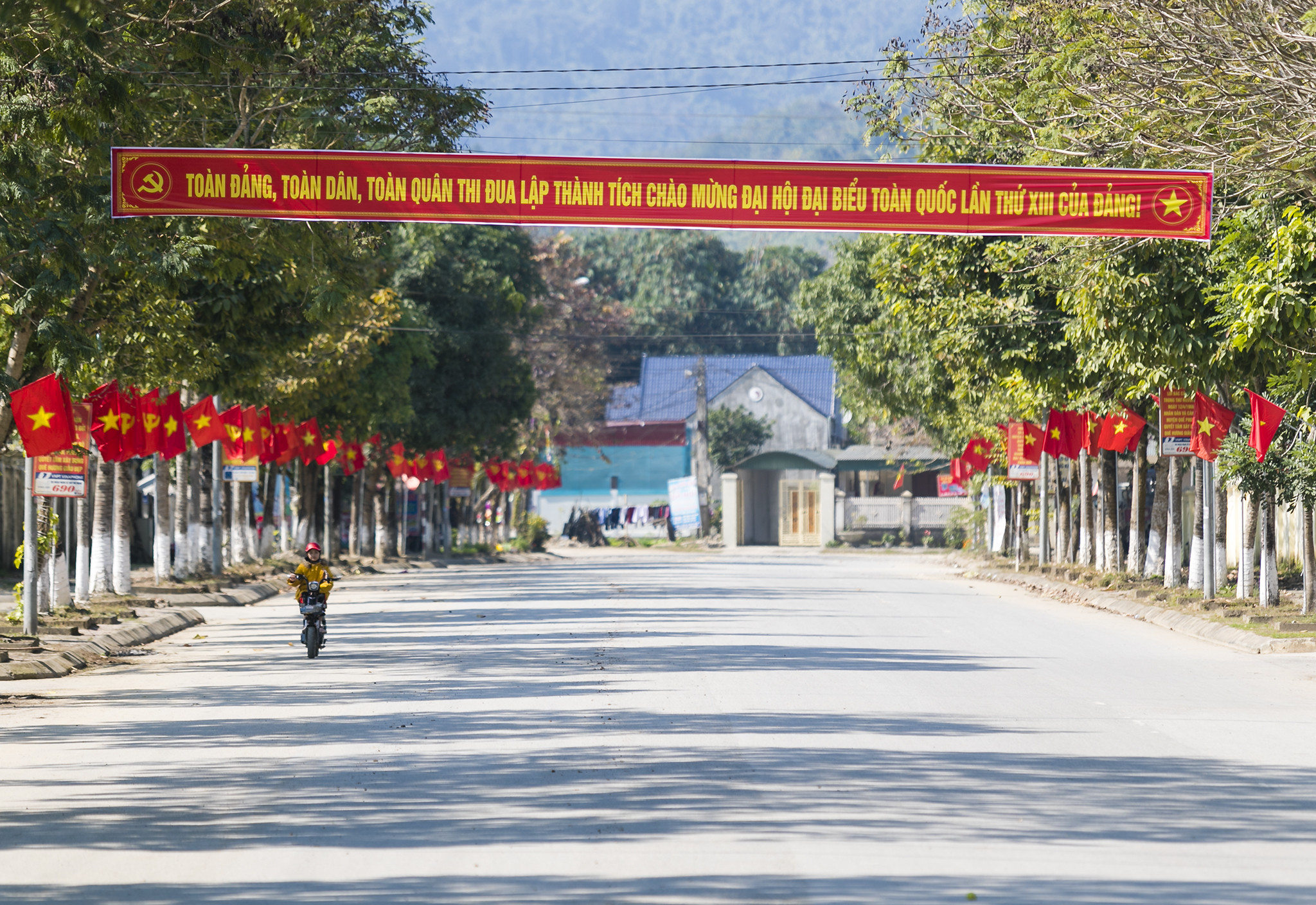 Thị trấn Kim Sơn, huyện Quế Phong rực màu cờ đỏ sao vàng. Ảnh: Đức Anh
