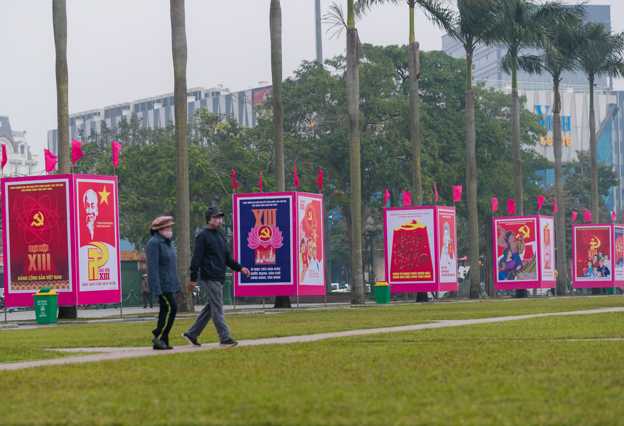 Tại Quảng Trường Hồ Chí Minh hai bên tượng Bác Hồ được trang trí những tấm Tranh cổ động cỡ lớn. Ảnh: Đức Anh