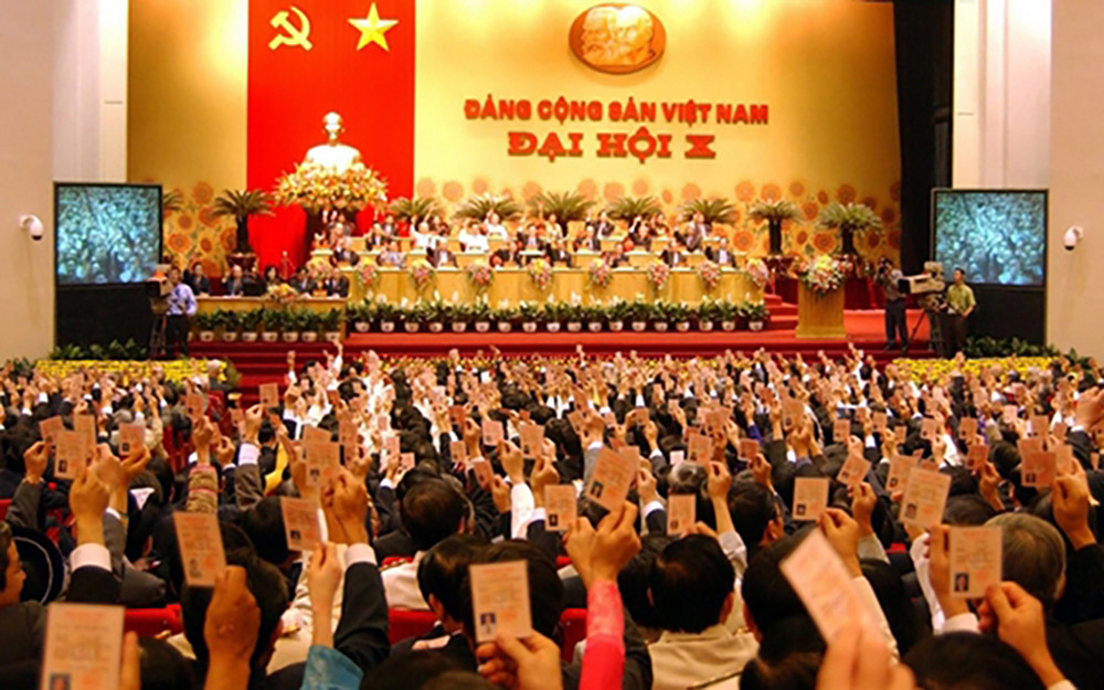 Các đại biểu biểu quyết tại Đại hội đại biểu toàn quốc lần thứ X. Ảnh tư liệu
