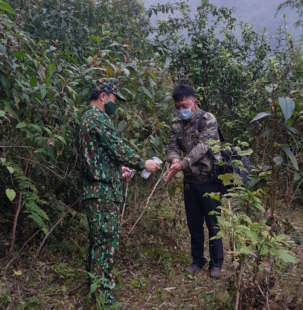 Đồn Biên phòng Thông Thụ thực hiện khử khuẩn chống Covid -19 đối với đối tượng Tứ.