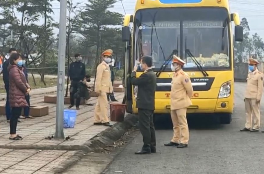 CSGT phát hiện 7 người quê Nghệ An nhập cảnh trái phép về đi trên xe khách, trốn tránh cách ly.  Ảnh CTV