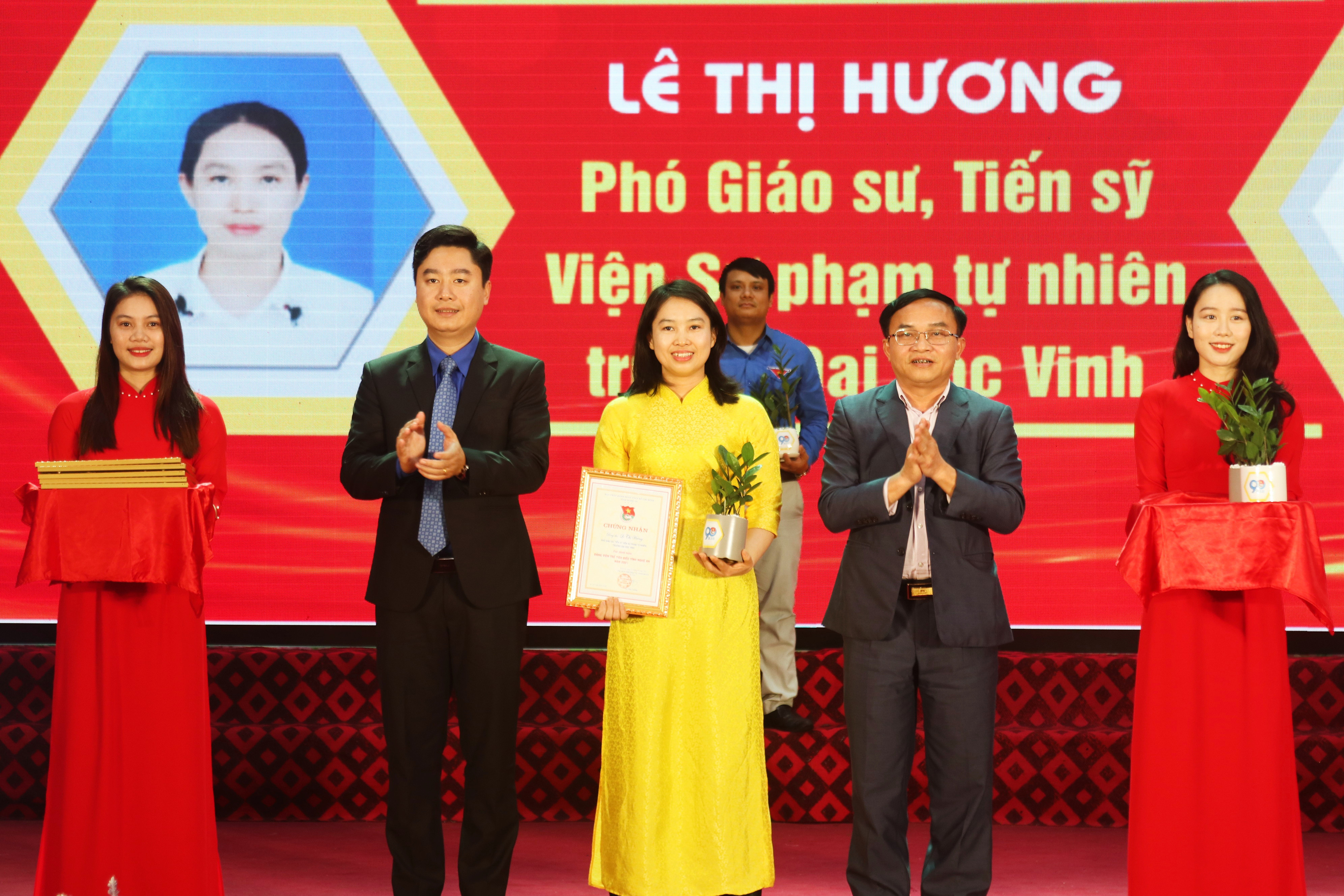 Đồng chí Ngọc Kim Nam - Trưởng  Ban Dân vận Tỉnh ủy và đồng chí Lê Văn Lương - Bí thư Tỉnh đoàn 