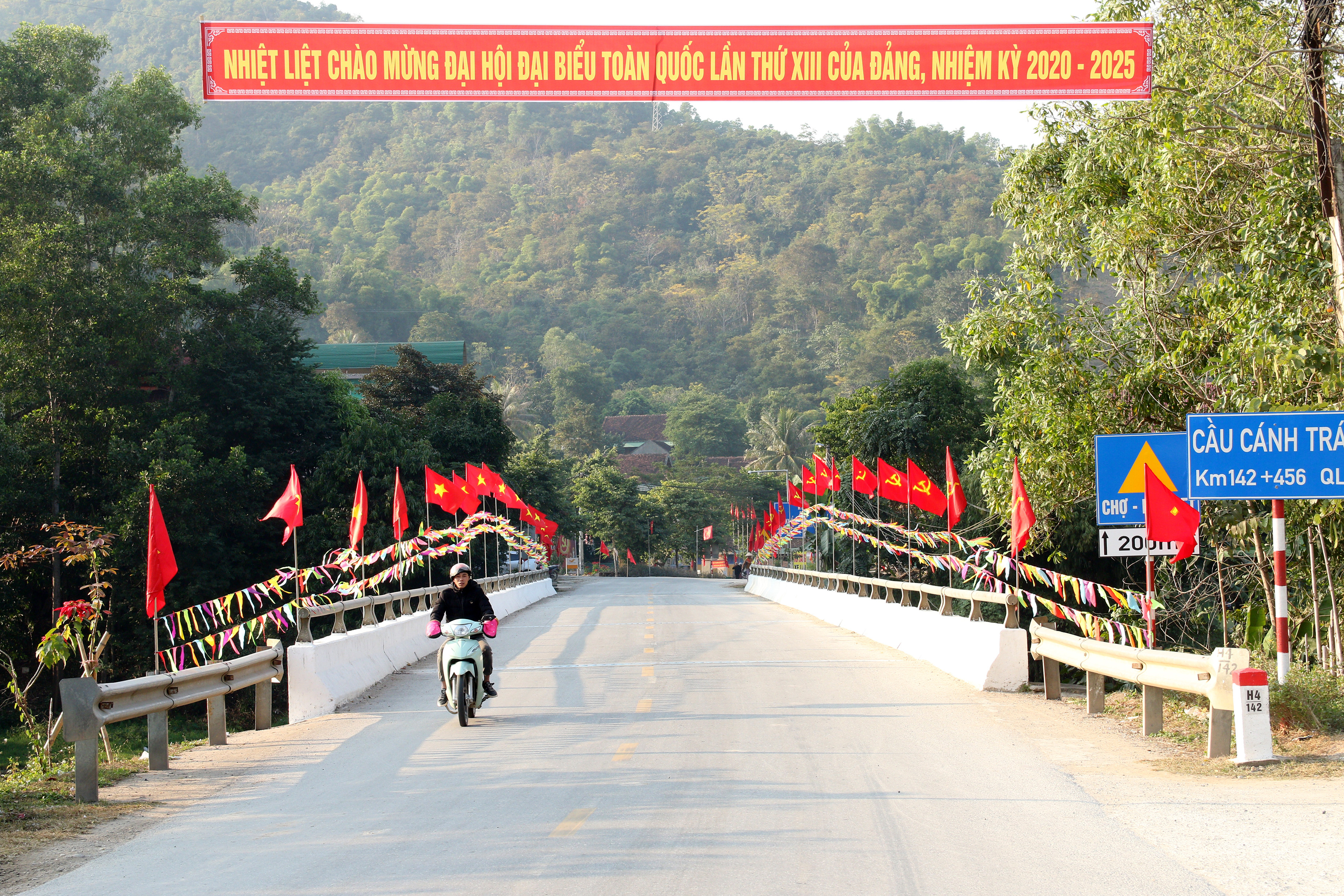 Bản vùng biên rực rỡ mùa cờ chào mừng Đại hội. Ảnh chupck tại bản Văng Môn, xã Tam Hợp. Ảnh: Đình Tuân