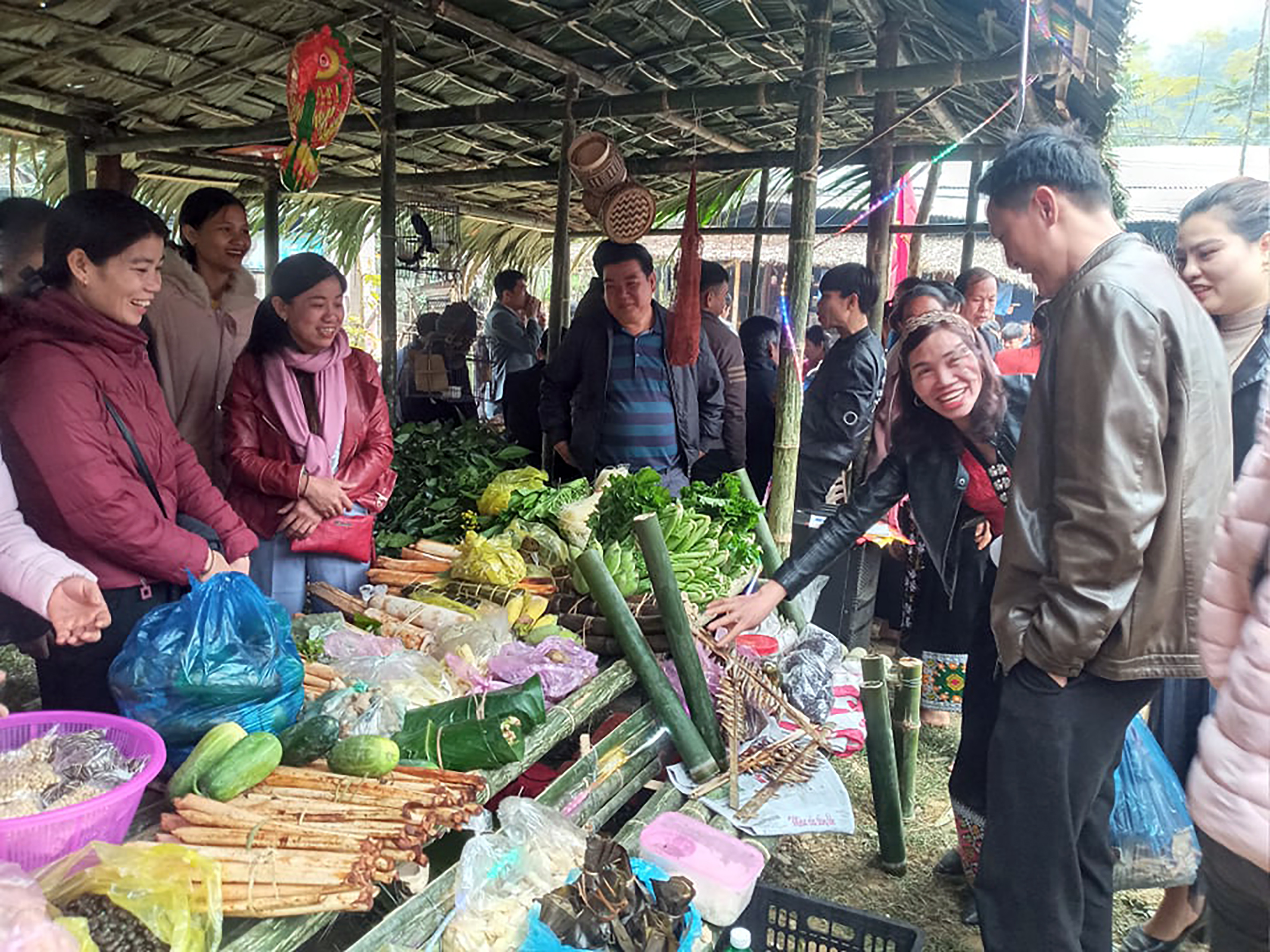 10. Ông Nguyễn Hữu Huề - Phó chủ tịch UBND xã Yên Tĩnh cho biết: Hội chợ đã thu hút hàng trăm người trong địa bàn xã và các vùng lân cận tham gia. Qua đây, chính quyền xã cũng muốn phát triển hơn nhu cầu sản xuất và tiêu dùng cho bà con. Ảnh: Đào Thọ