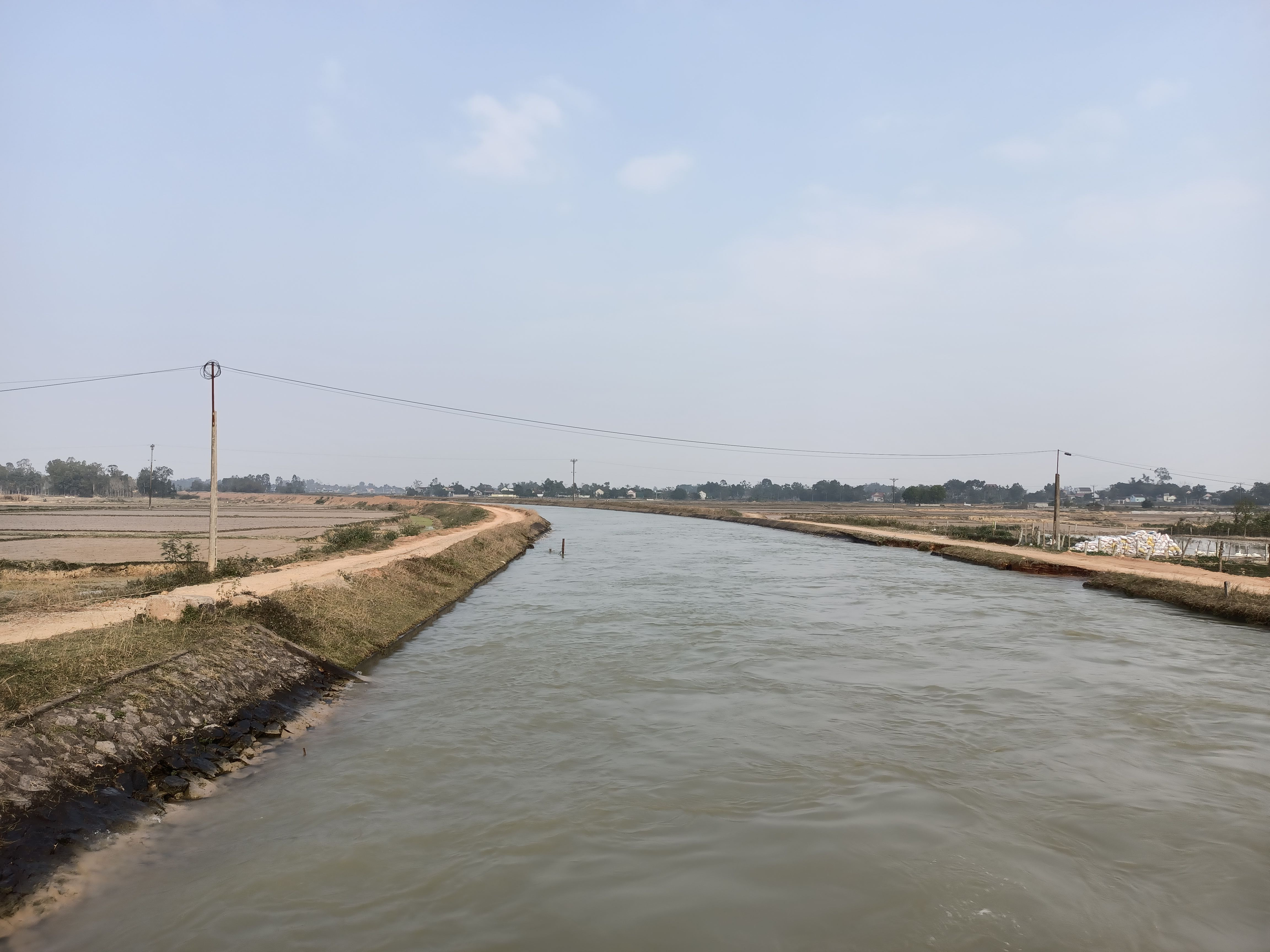 Sau khi lấy nước từ Bara Đô Lương, sông Đào chảy xuống các huyện Yên Thành, Diễn Châu, Quỳnh Lưu, theo thiết kế lưu lượng nước đổ về đạt 30m3/s. Ảnh: Tiến Đông