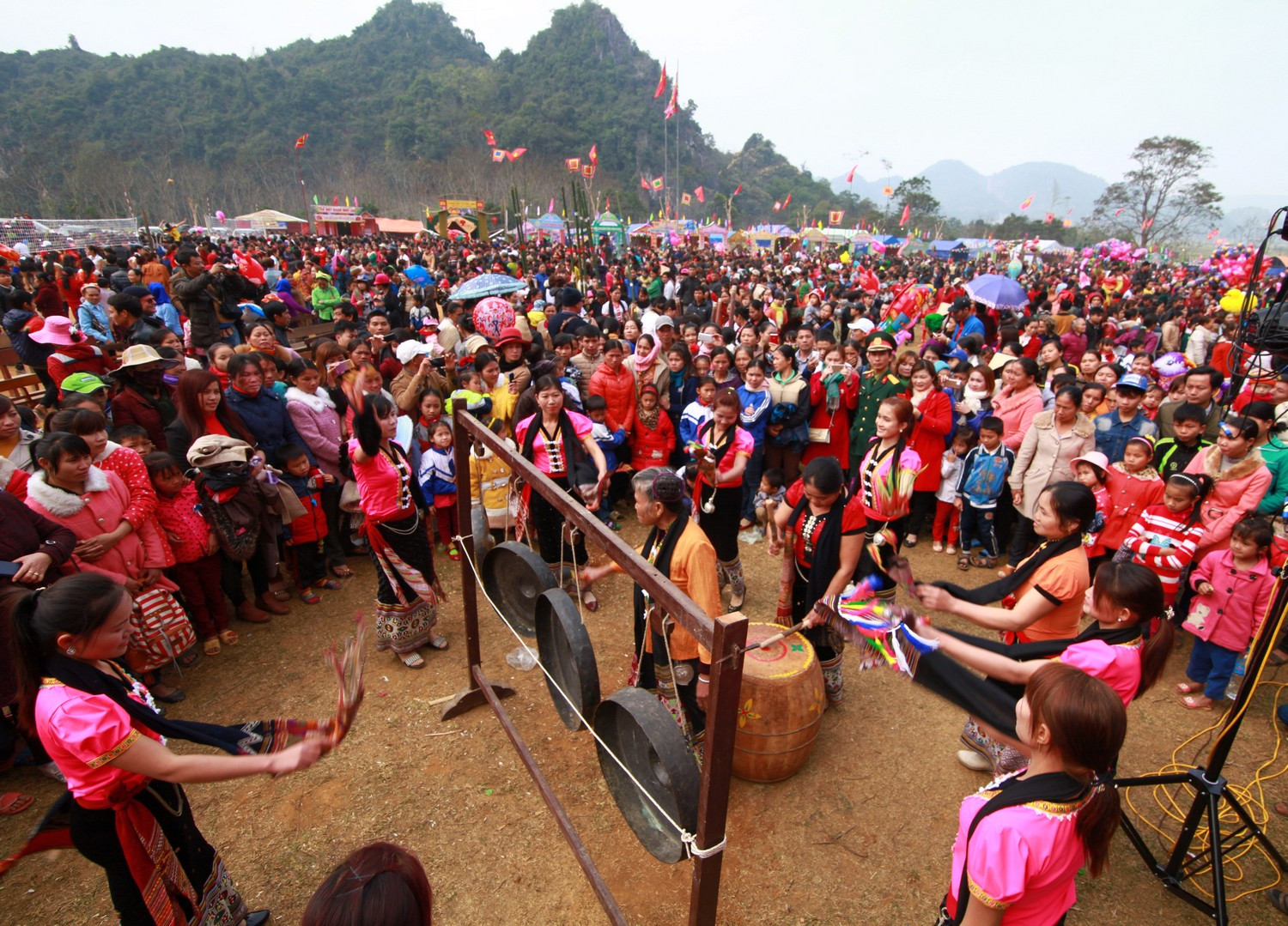 Hội cồng chiêng tại Lễ hội Hang Bua (Quỳ Châu). Ảnh: Sách Nguyễn