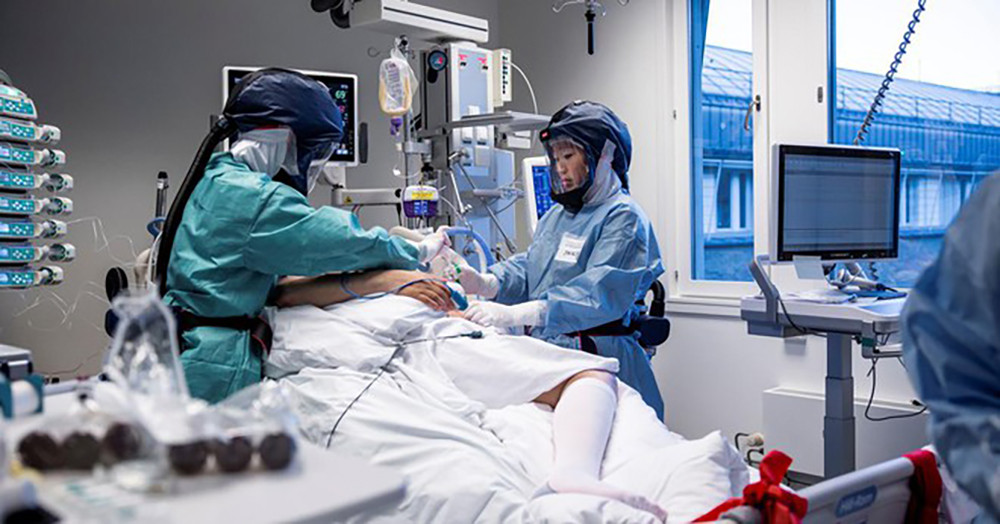 Bác sĩ chăm sóc bệnh nhân Covid-19 tại một bệnh viện ở thủ đô Oslo, Na Uy. Ảnh: Reuters
