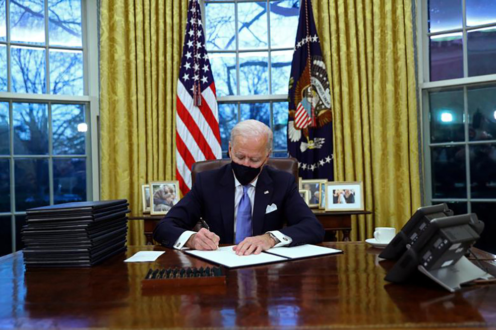 Ngay trong ngày làm việc đầu tiên, Tổng thống đắc cử Joe Biden đã ký nhiều sắc lệnh hành pháp, đảo ngược lại tiến trình của ông Donald Trump. Ảnh: Reuters