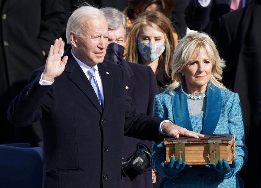 Tổng thống Joe Biden tuyên thệ trong lễ nhậm chức. Ảnh: AP
