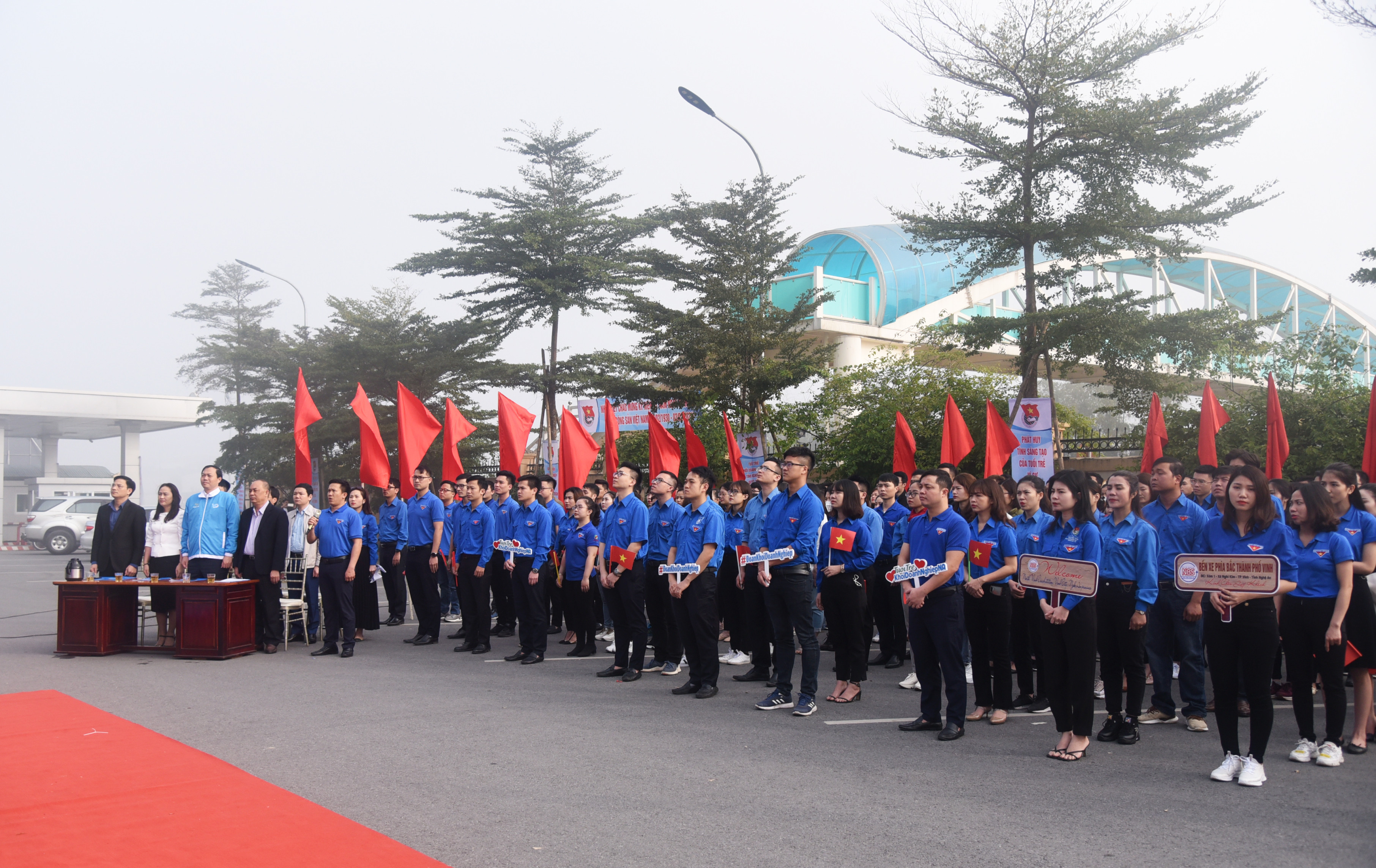 Gần 300 đoàn viên thanh niên đến từ các doanh nghiệp tham gia hưởng ứng lễ phát động. Ảnh: Thu Giang