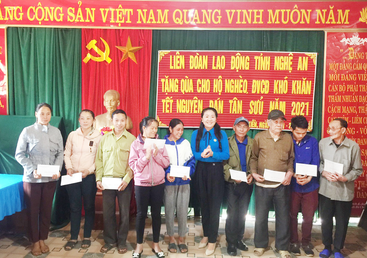 Đồng chí Nguyễn Thị Thu Nhi trao quà cho các đoàn viên có hoàn cảnh khó khăn tại xã Lưu Kiền, huyện Tương Dương. Ảnh: Thanh Tùng