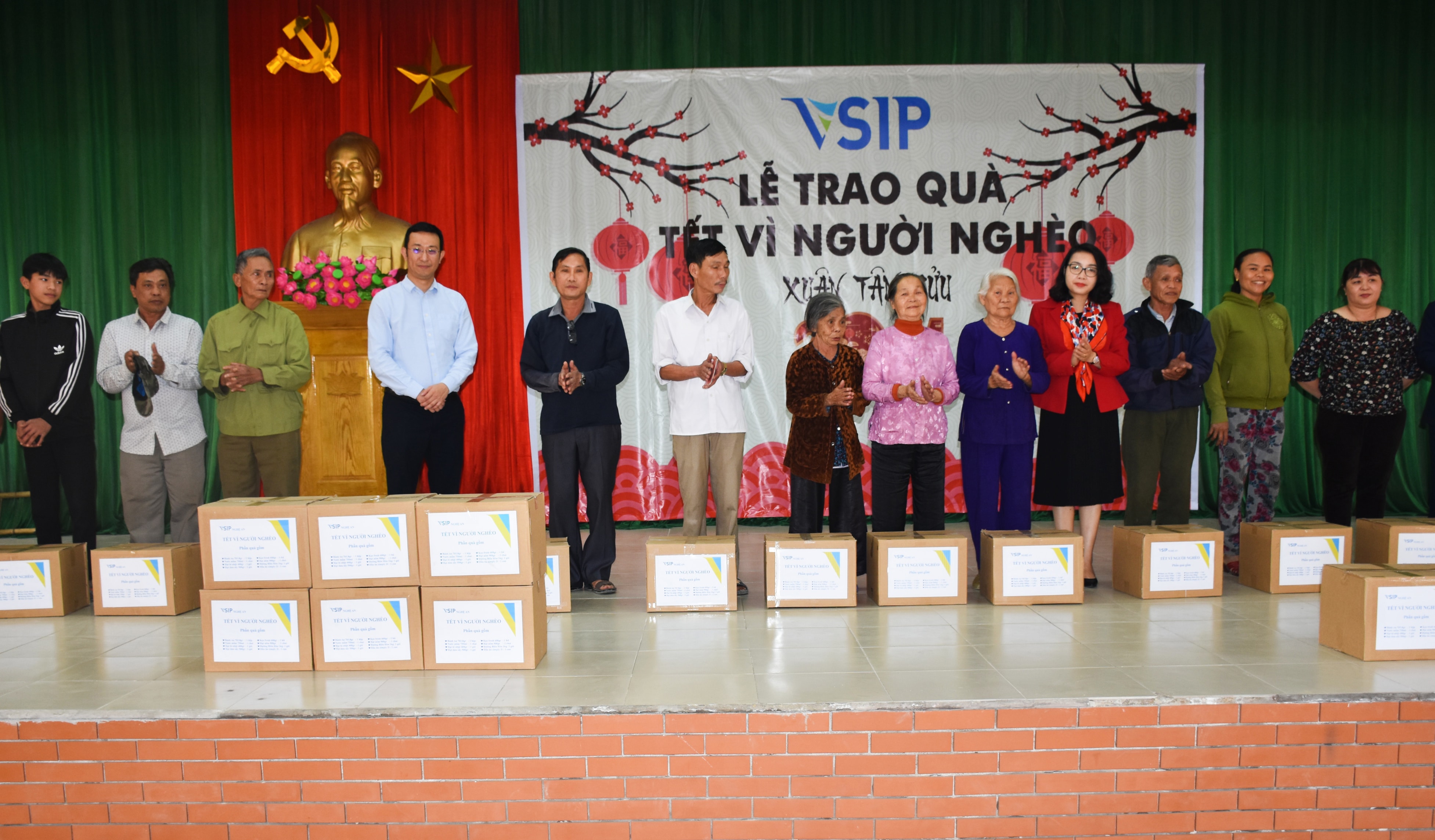 Công ty VSIP Nghệ An trao quà cho hộ dân xã Hưng Tây, huyện Hưng Nguyên. Ảnh: Thanh Lê