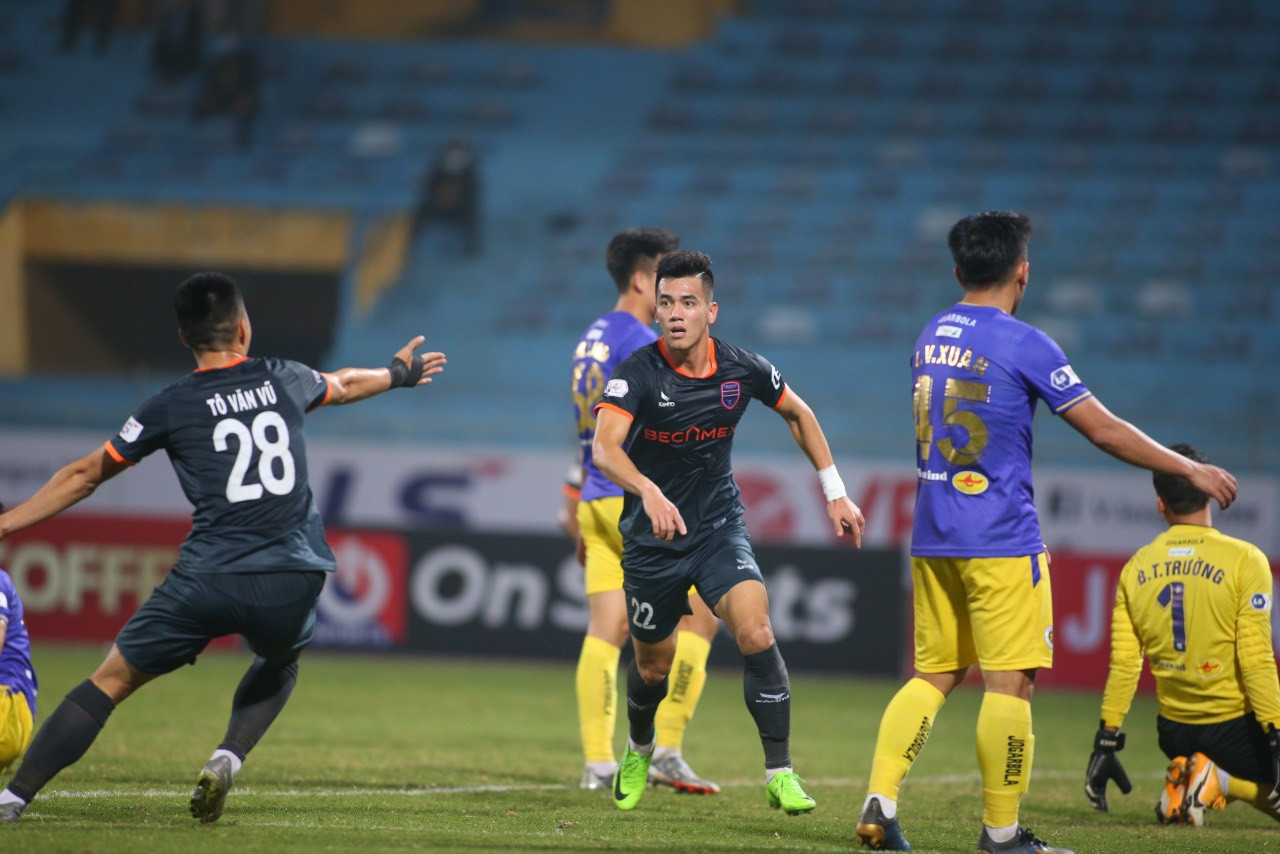 Tiền đạo Tiến Linh và Văn Toàn có bàn thắng đầu tiên tại V.League 2021. Ảnh: VPF