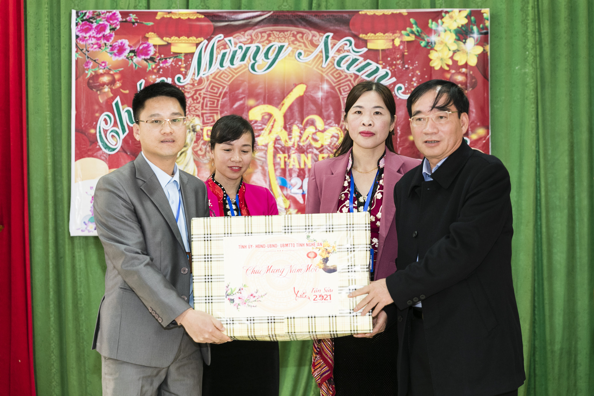 Đồng chí Hoàng Viết Đường trao quà cho xã Châu Thuận, huyện Quỳ Châu. Ảnh: Đức Anh