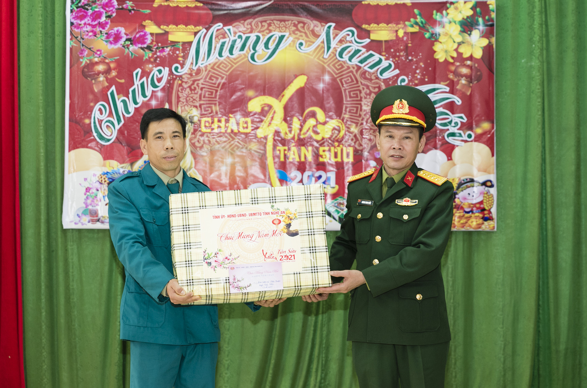 Bộ chỉ huy Quân sự tỉnh trao quà cho Ban chỉ huy quân sự xã Châu Thuận. Ảnh: Đức Anh