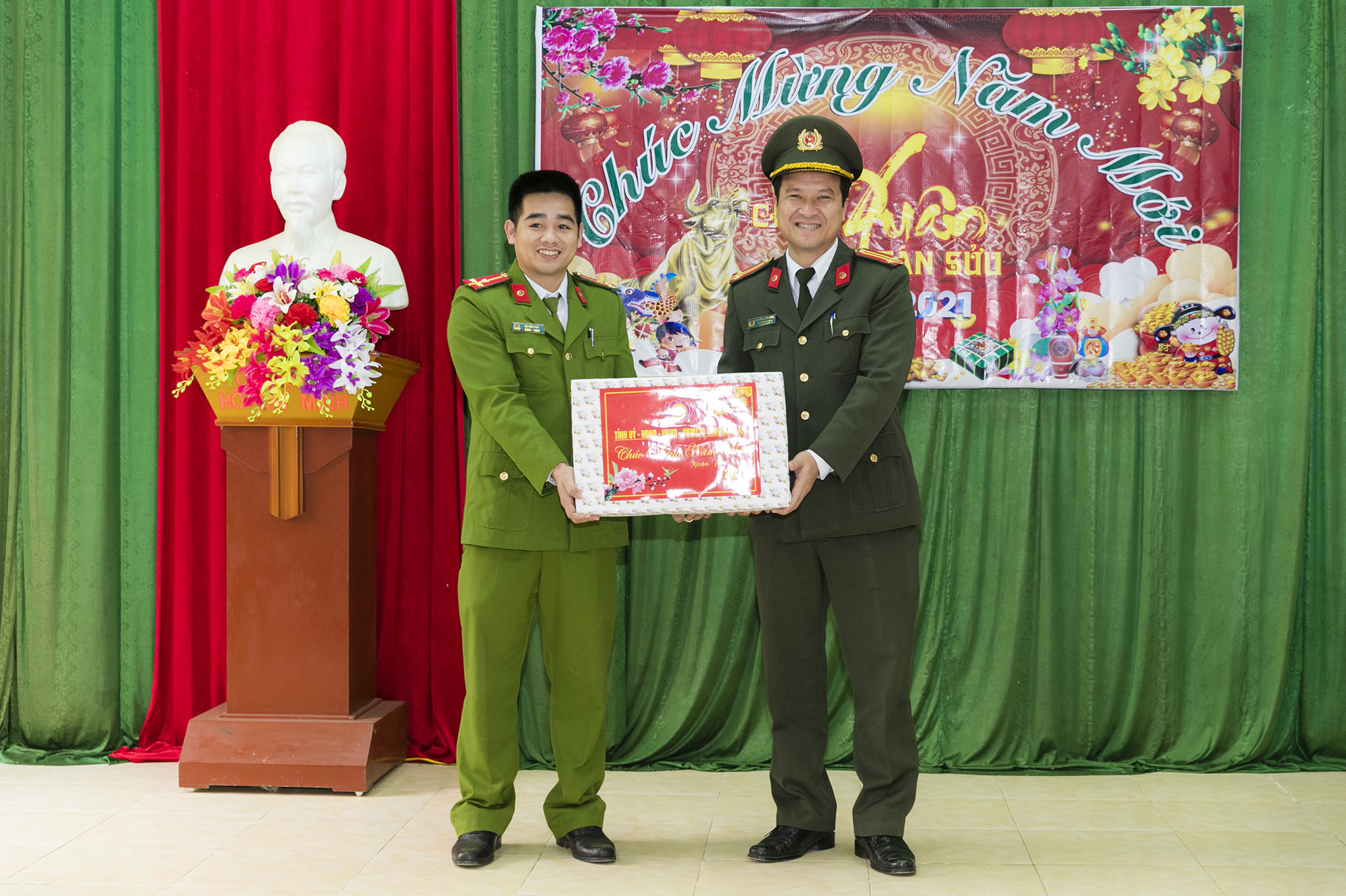 Công an tỉnh trao quà cho công an xã Châu Thuận. Ảnh: Đức Anh