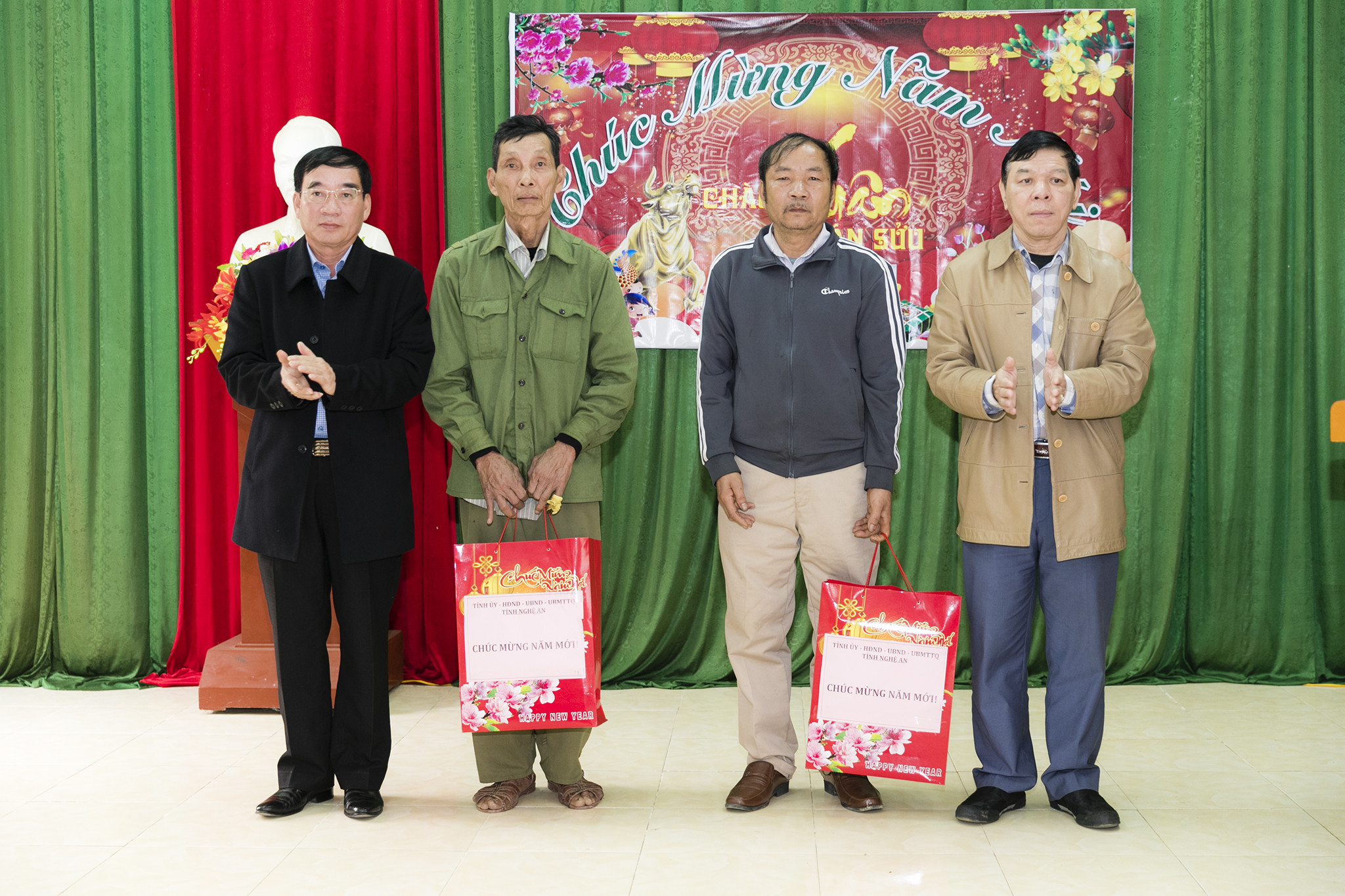 Đồng chí Hoàng Viết Đường trao 2 suất quà cho già làng trưởng bản và người có uy tín tại xã Châu Thuận. Ảnh: Đức Anh