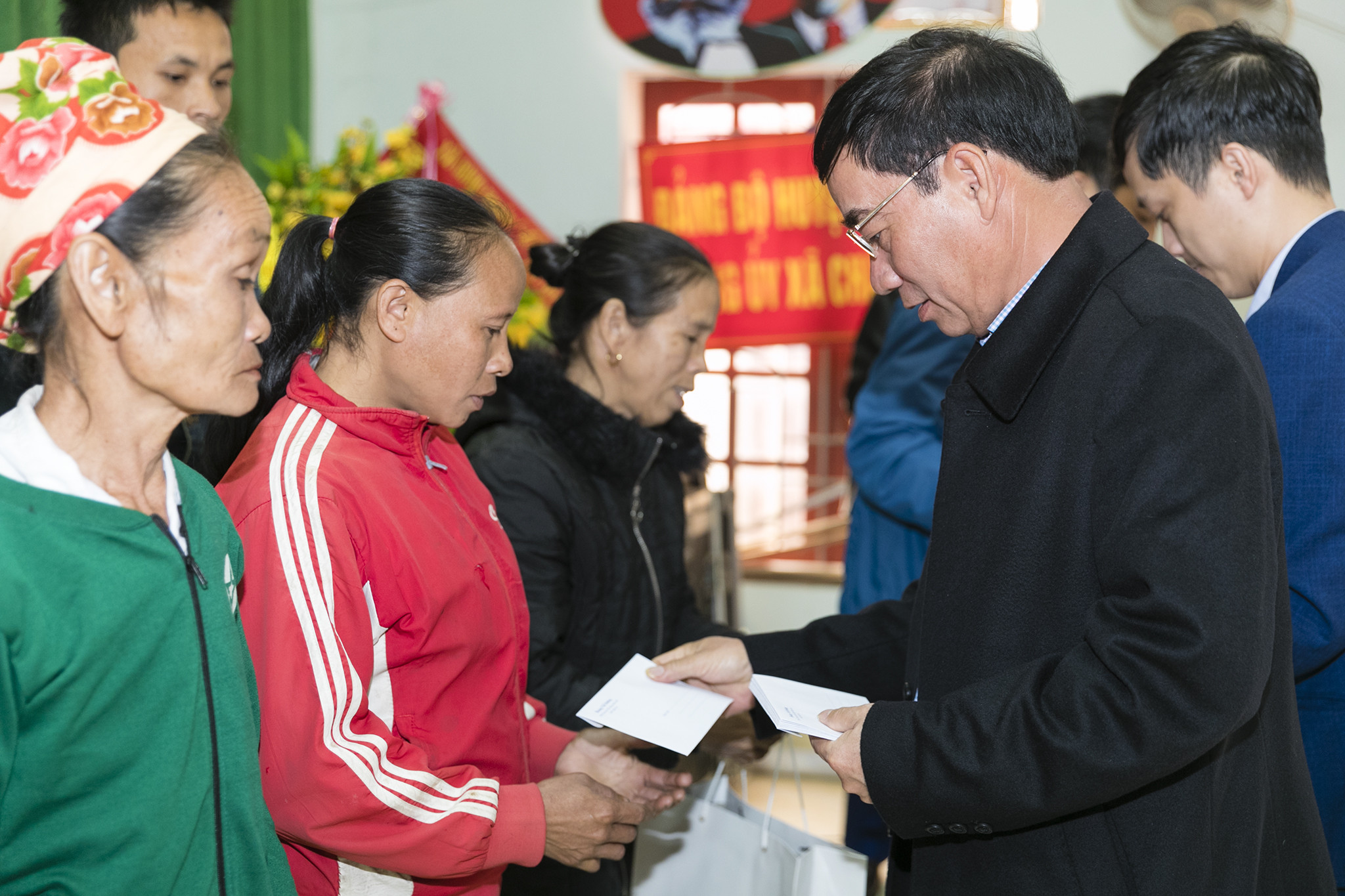 Đồng chí Hoàng Viết Đường trao 10 suất quà cho 10 hộ gia đình chính sách. Ảnh: Đức Anh