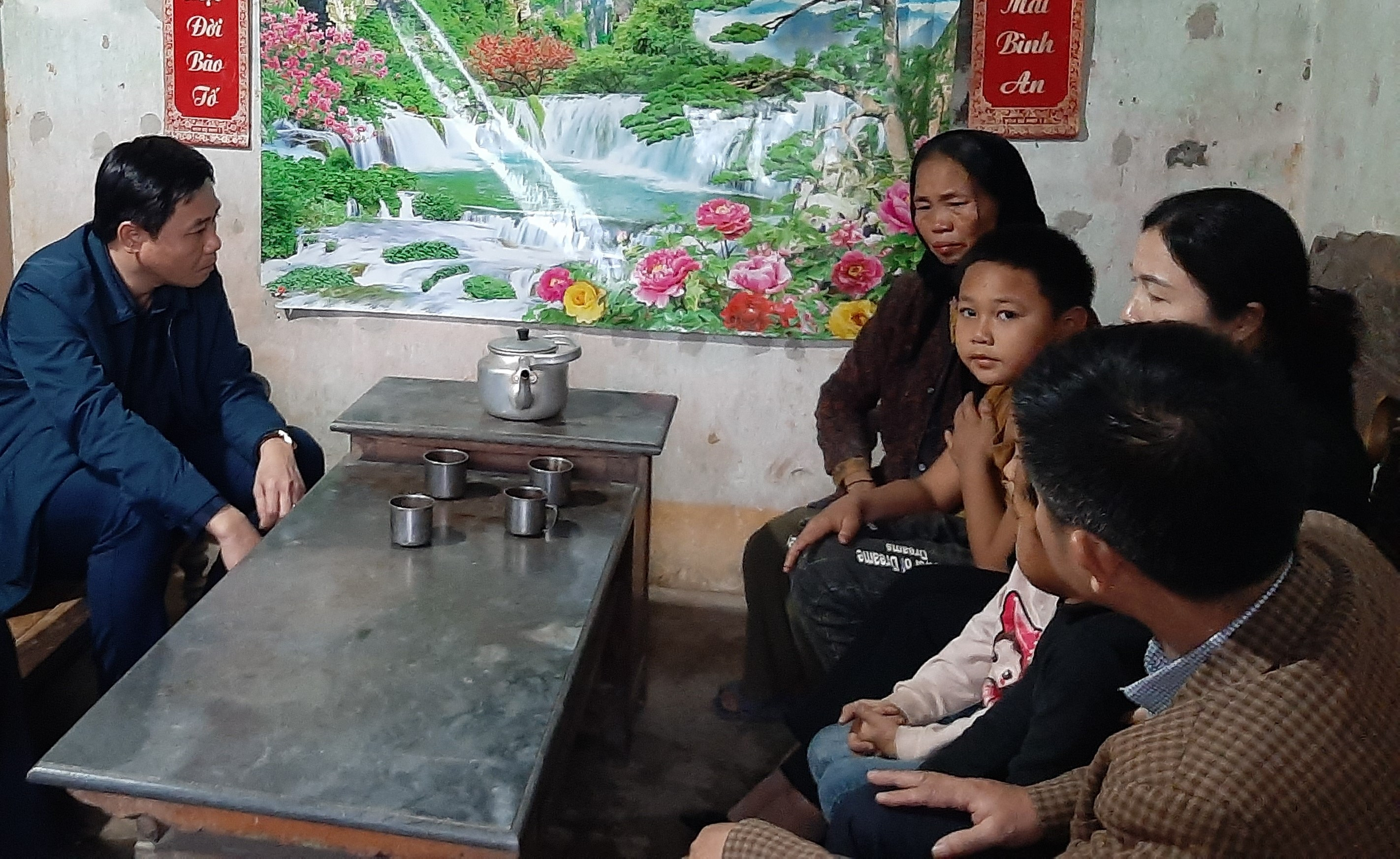 Đồng chí Hồ Lê Ngọc đến thăm động viên và trao tiền hỗ trơ cho gia đình bà Lá Thị Dung ở xã Yên Hợp