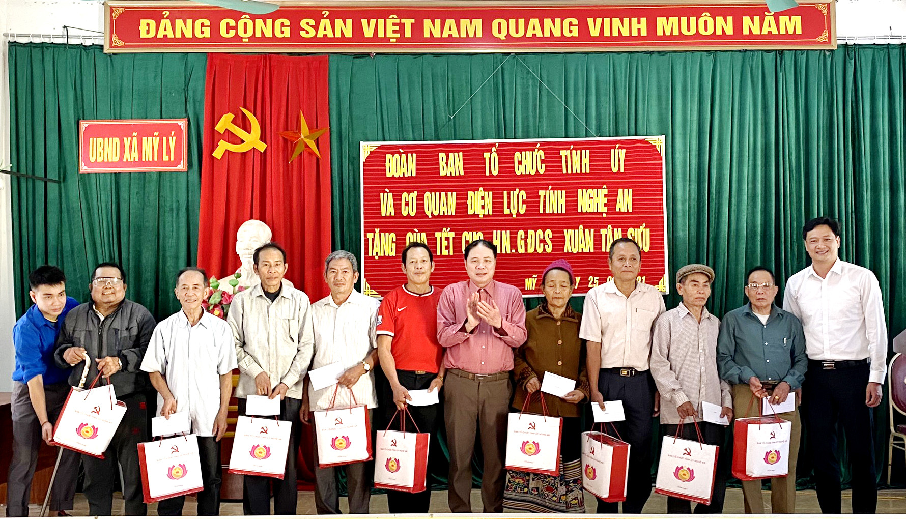 Đoàn công tác Ban Tổ chức Tỉnh ủy tặng quà Tết đến các hộ có hoàn cảnh khó khăn ở Kỳ Sơn. Ảnh Trần Hoa